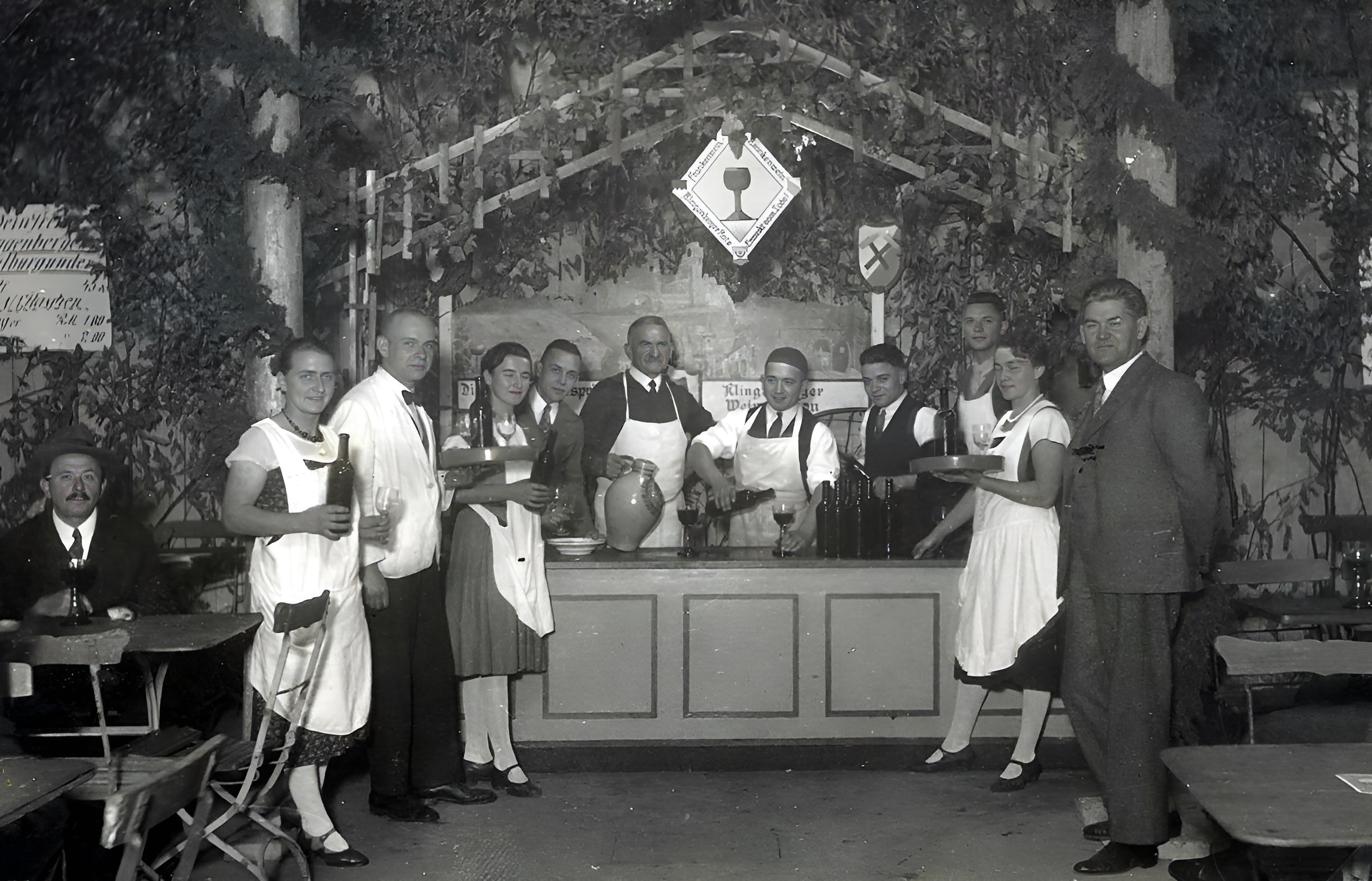 Ausschank auf dem Winzerfest im alten Bahnhof in Würzburg 1932