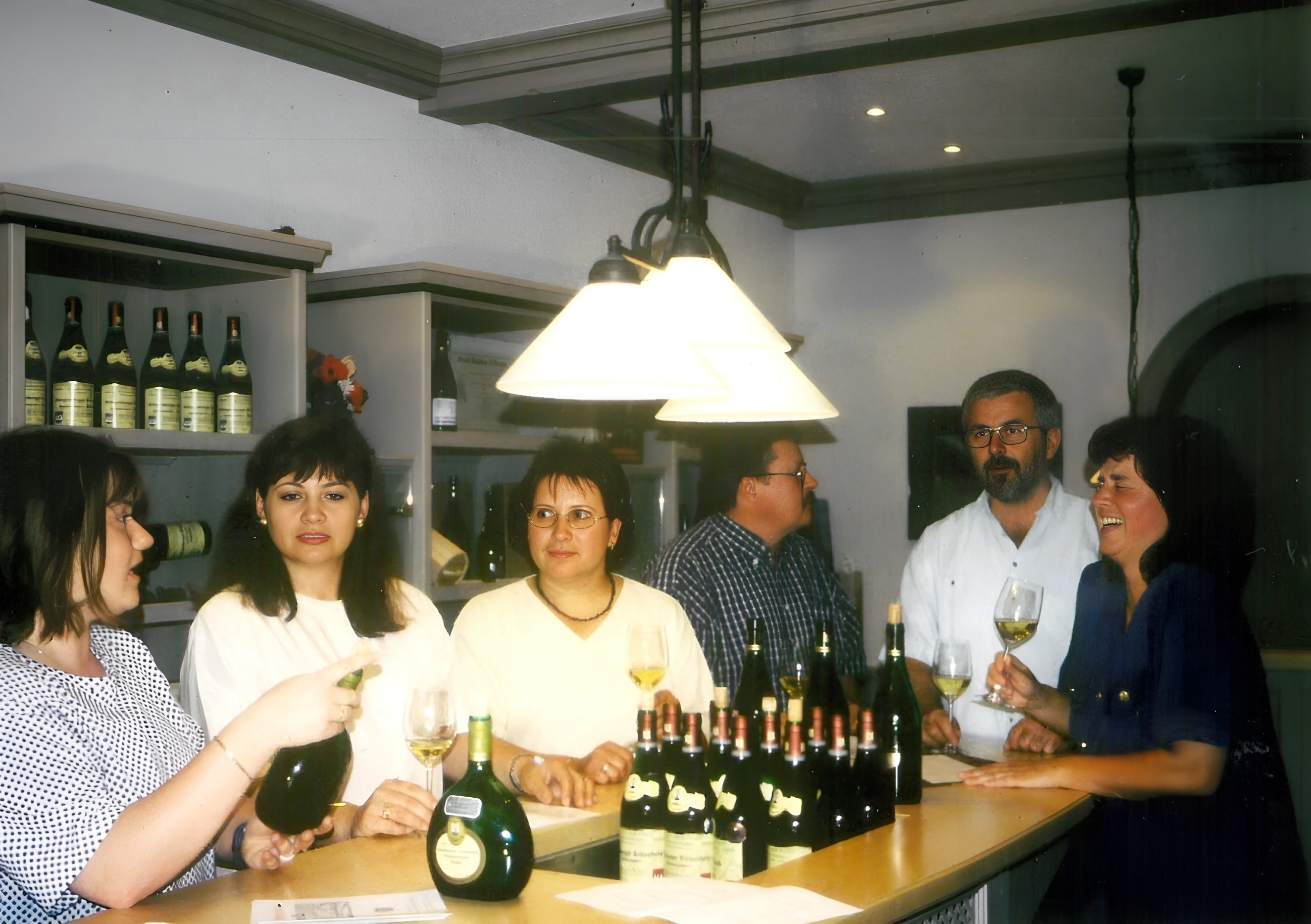 Im Verkaufsraum des Weinguts 2002