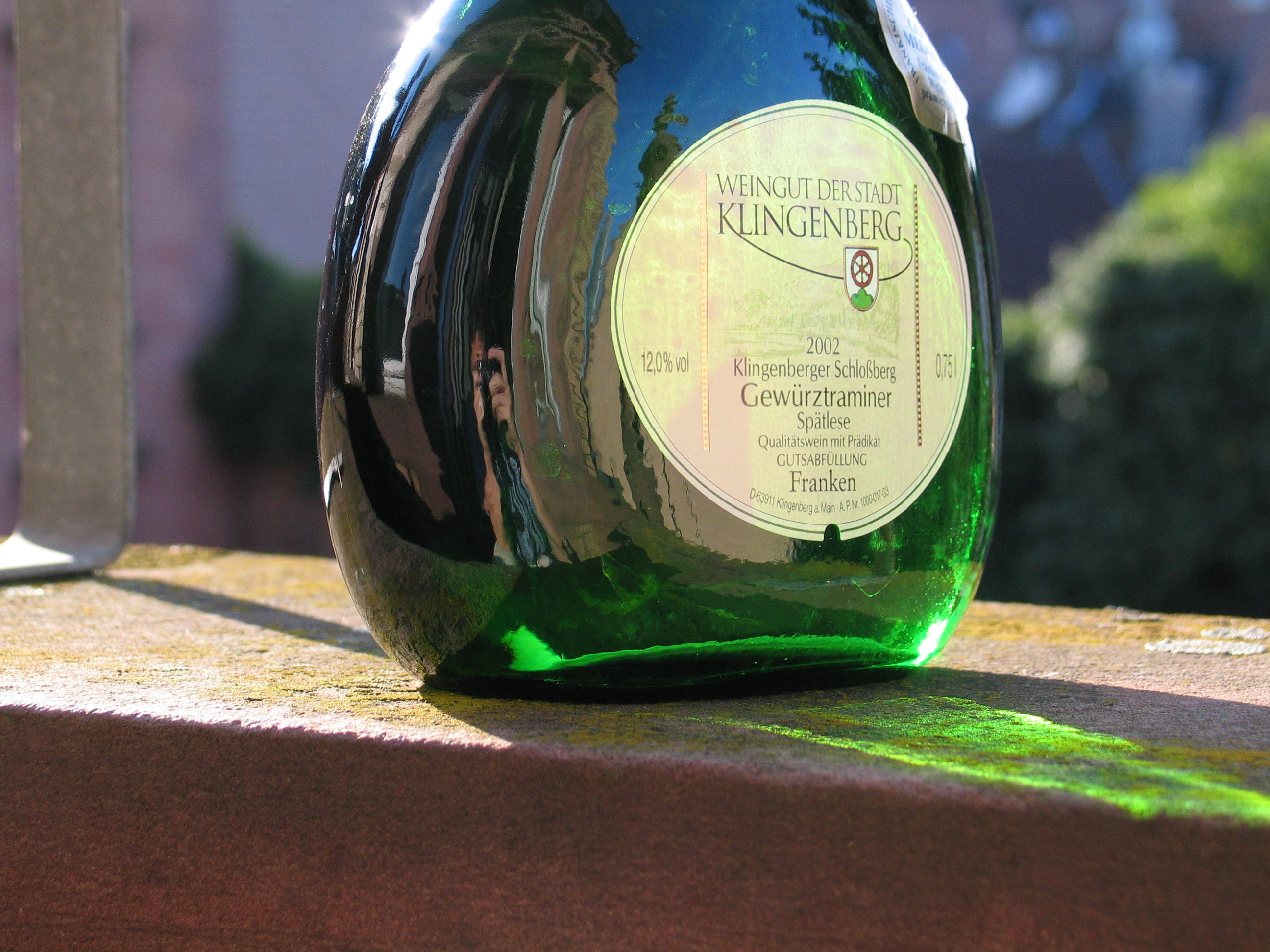 Weinflasche mit neuem Etikett und Logo