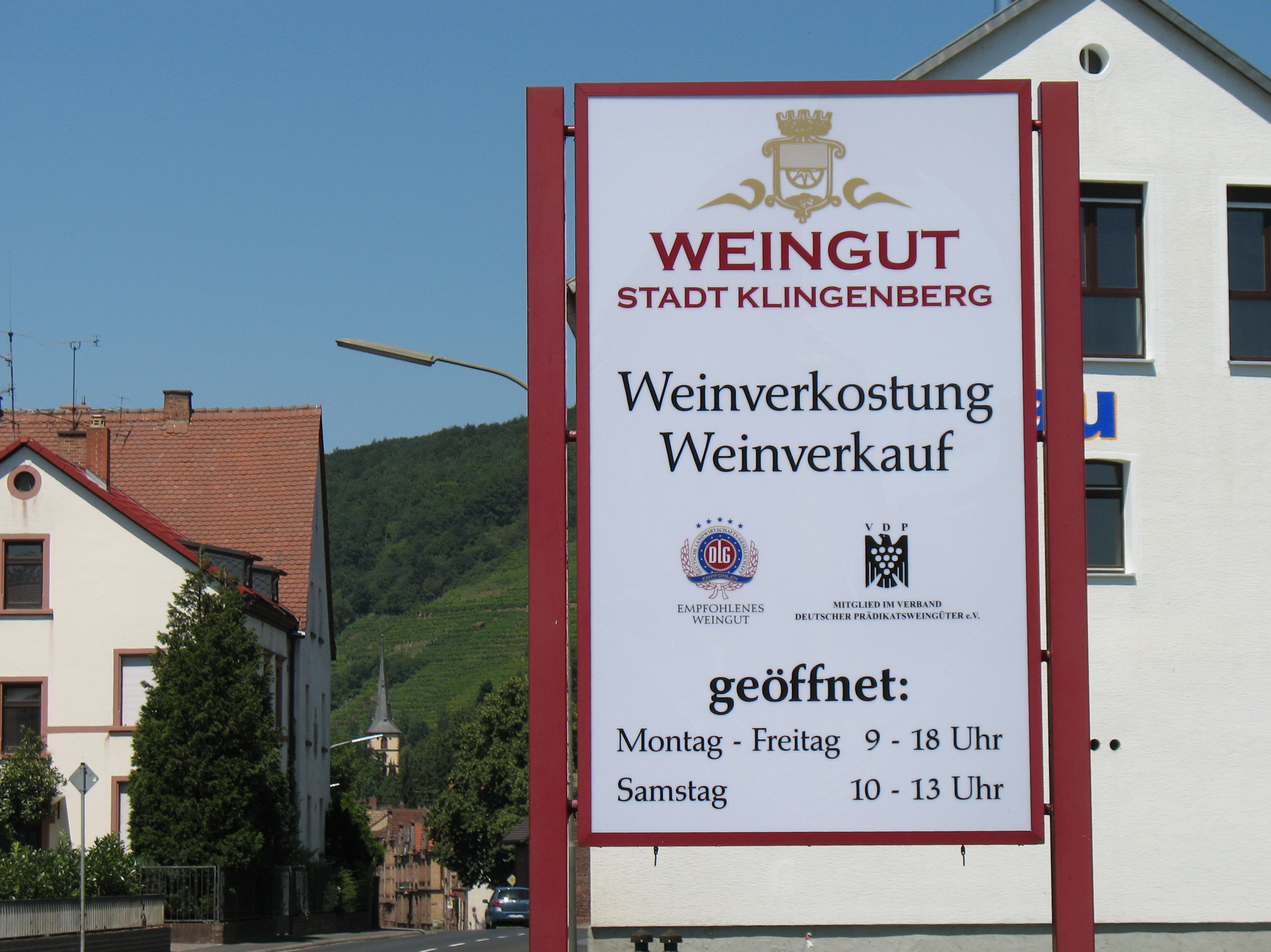 Firmentafel mit geändertem Logo