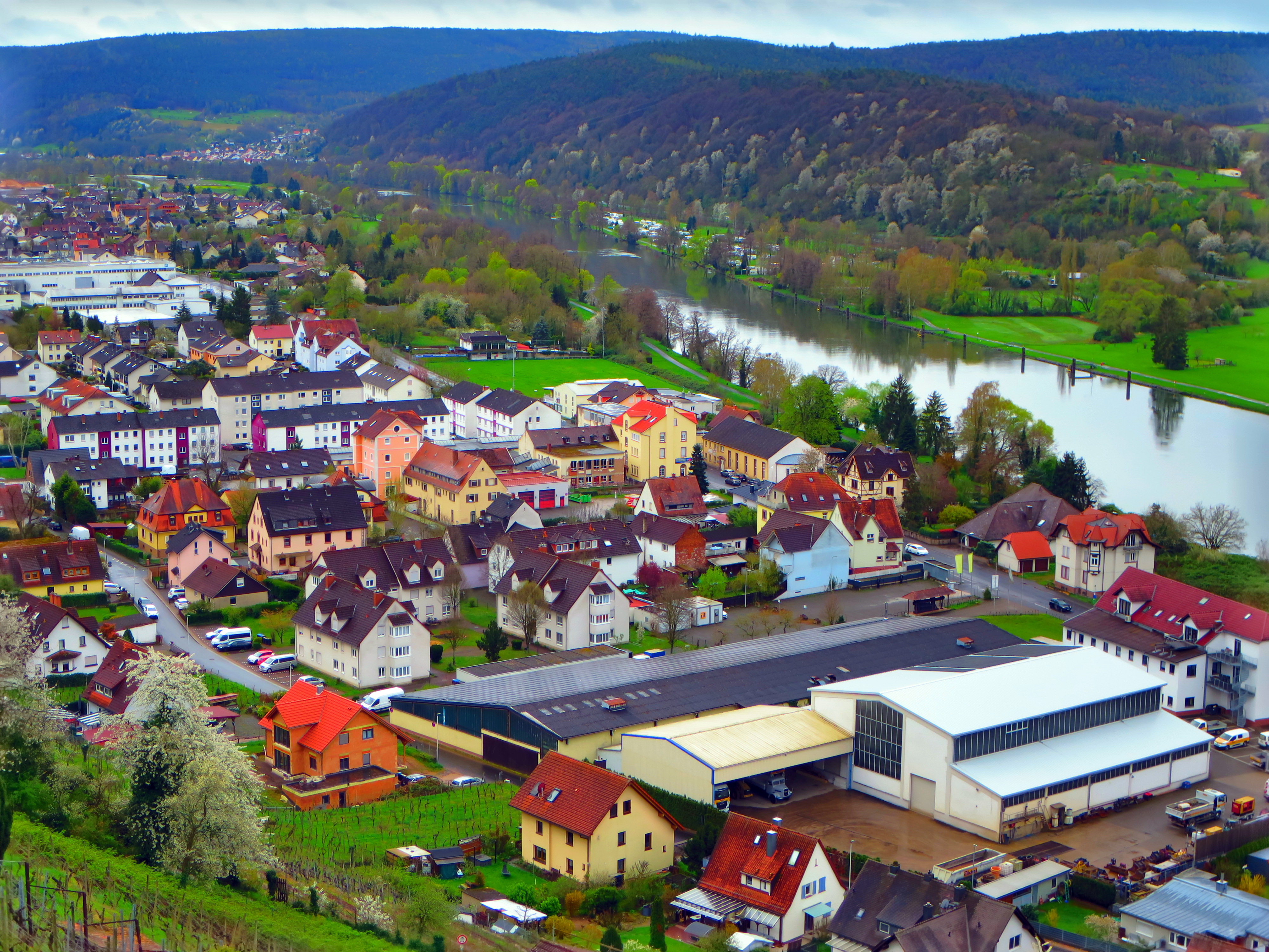 Das Weingut (mit dunklem Dach) im Jahr 2024