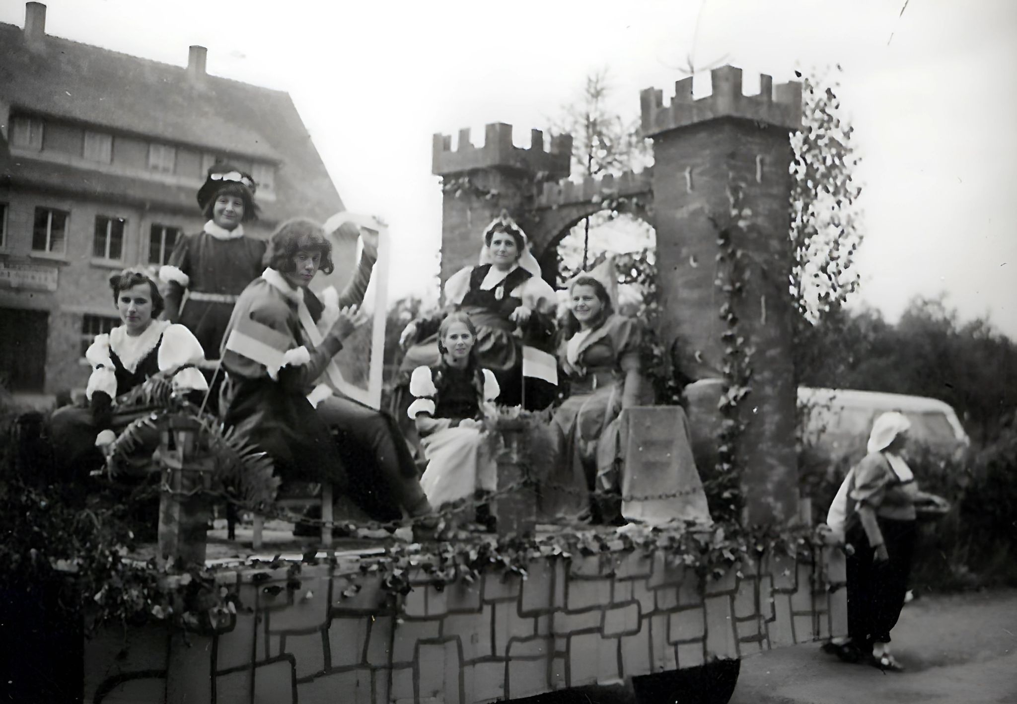 Festwagen auf dem Weg zum Winzerfest 1951