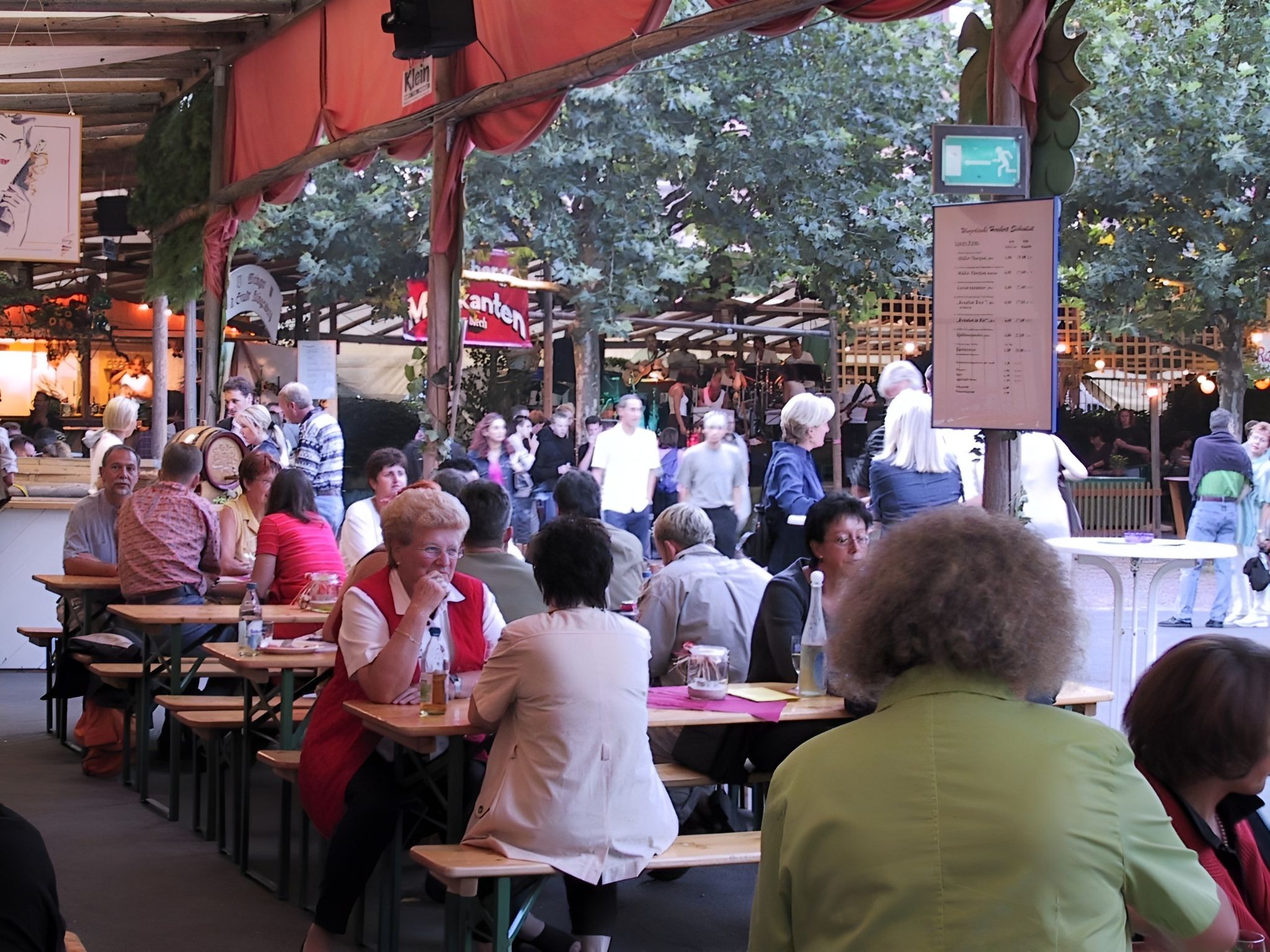 Festbetrieb beim Winzerfest 2001