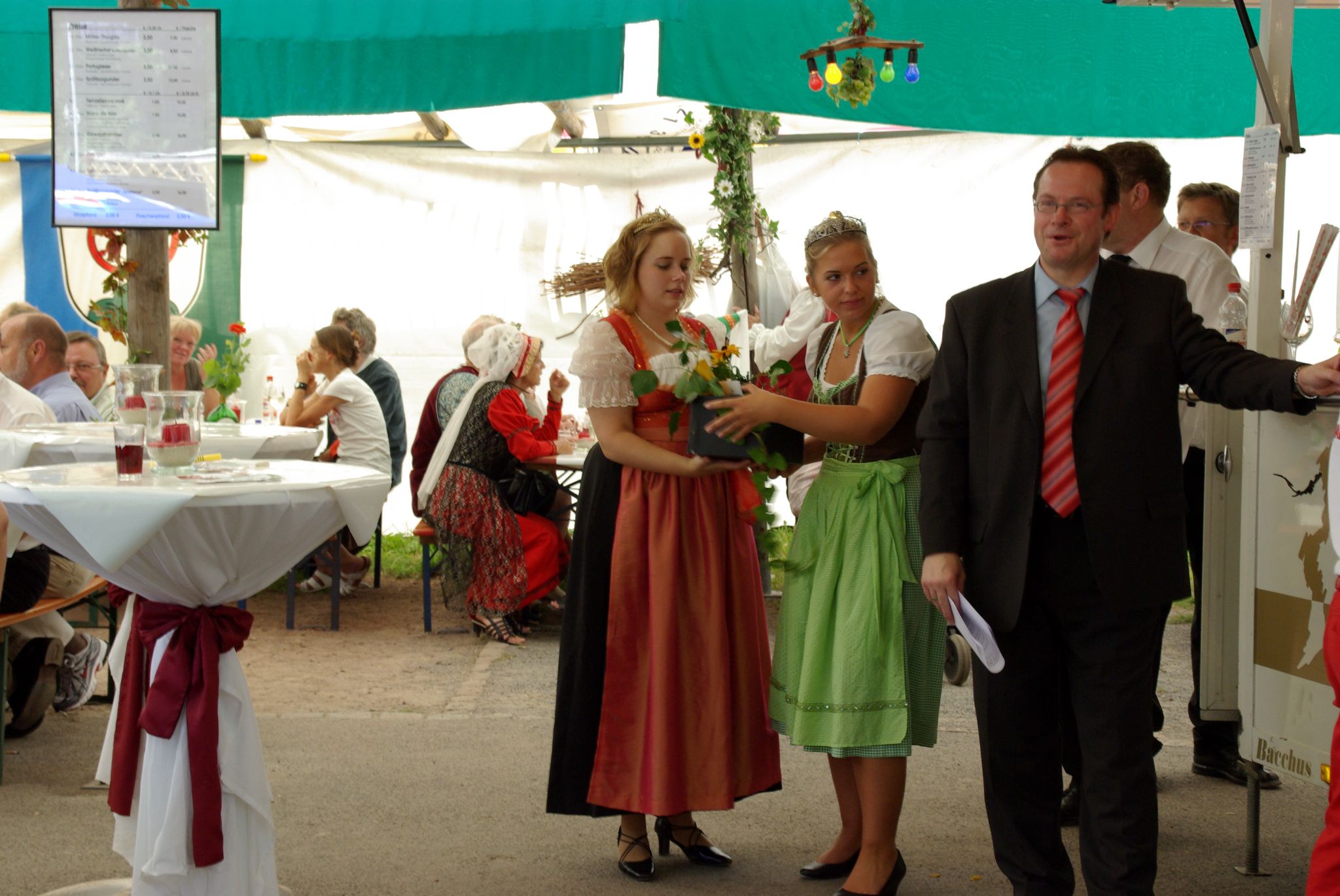 Winzerfesteröffnung Winzereröffnung und Krönung der Weinprinzessin Kathrin Ühlein