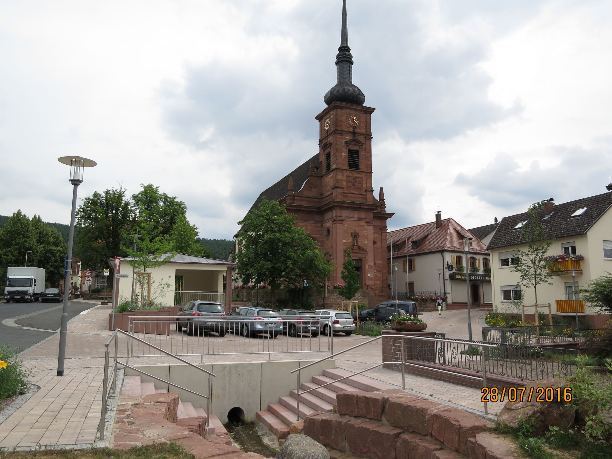 Die neugestaltete Röllfelder Dorfmitte