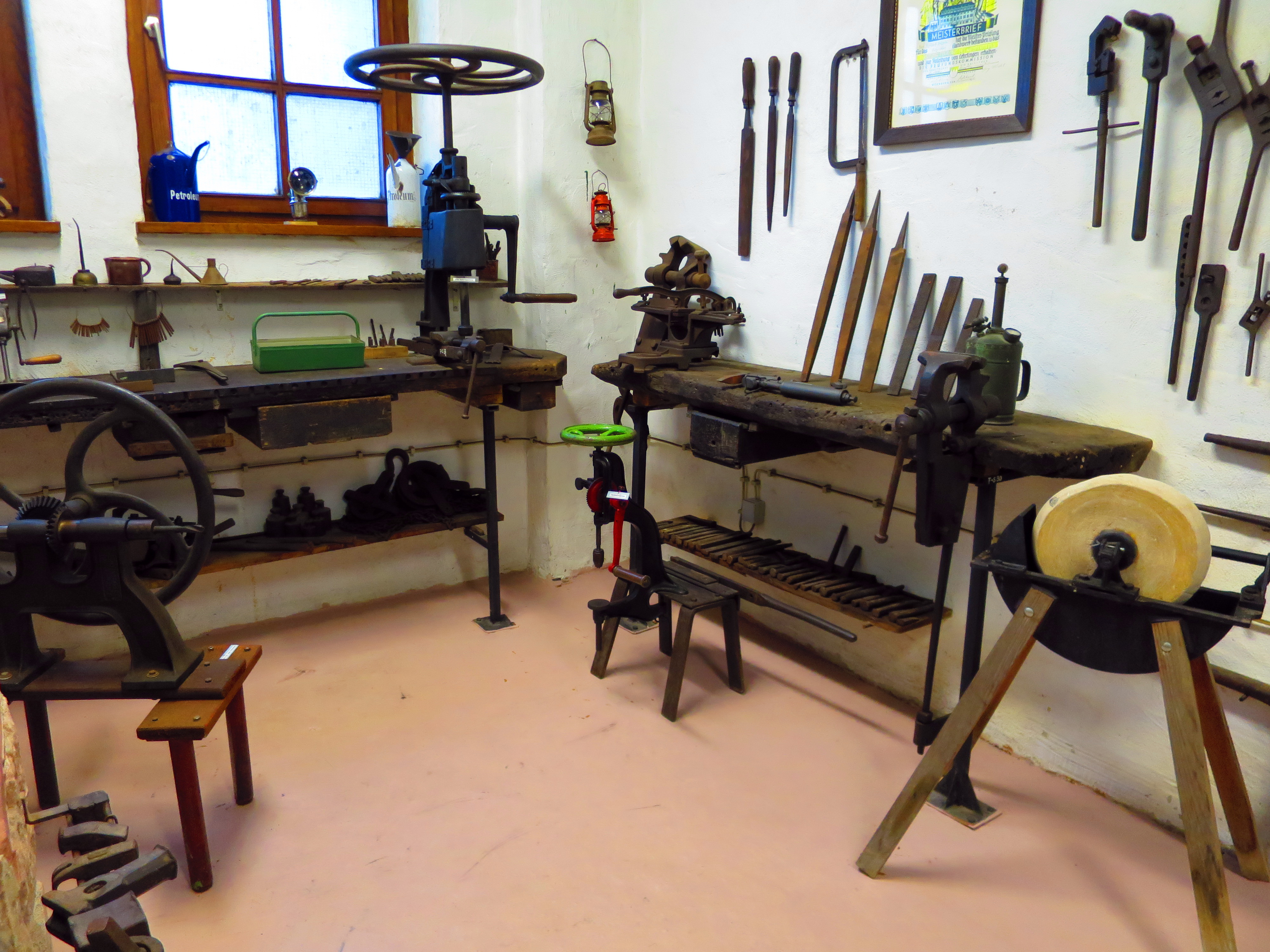 Schmiedewerkzeuge aus der alten Dorfschmiede Röllfeld