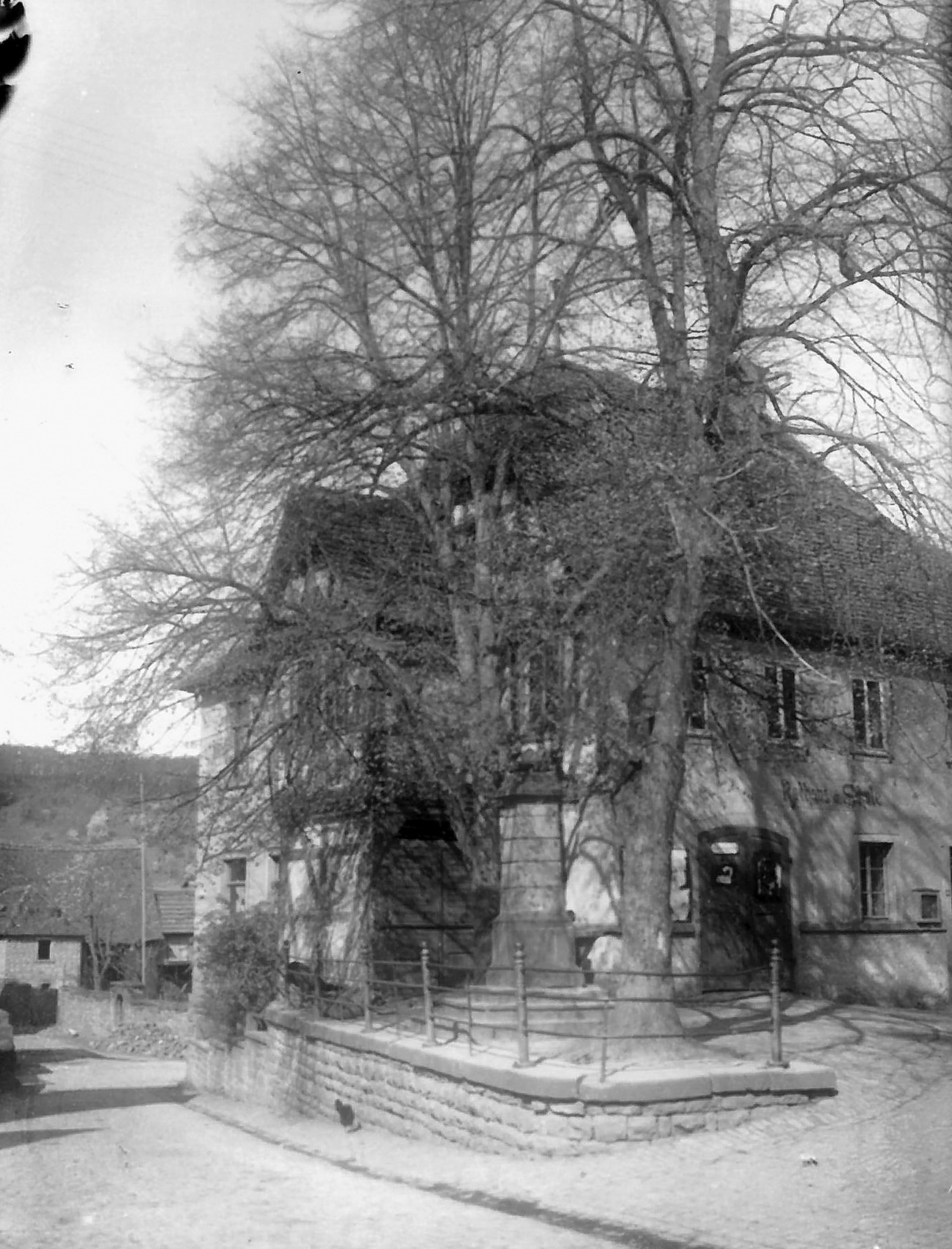 Rathaus und Schule um 1900