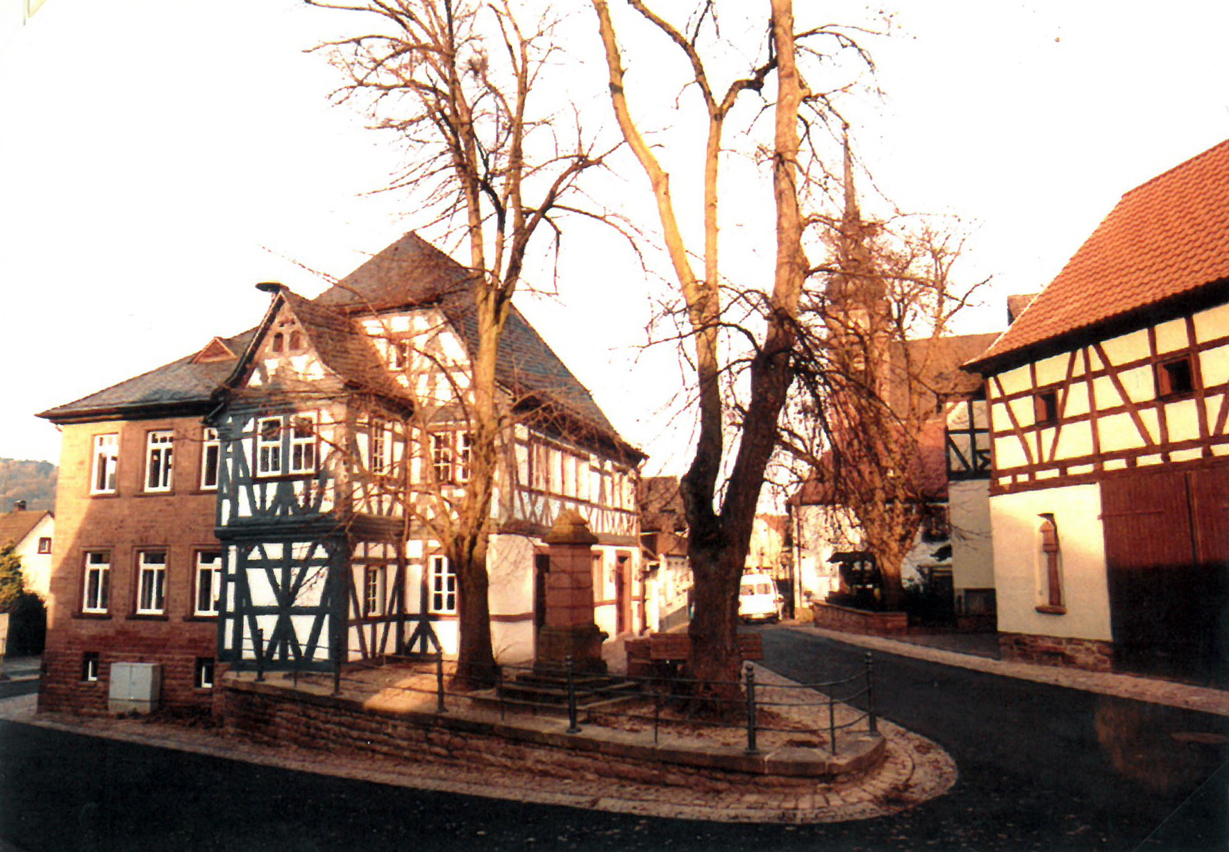 Das neu sanierte Rathaus und Schule