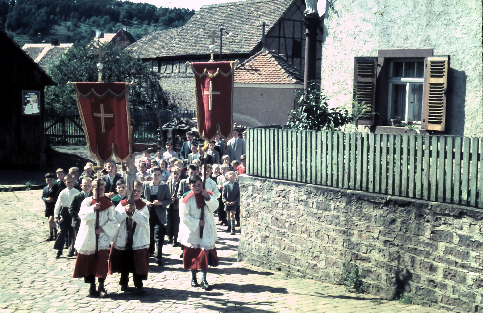 Prozession auf dem Weg zur Kirche (von der Langgasse in die Mariengasse)