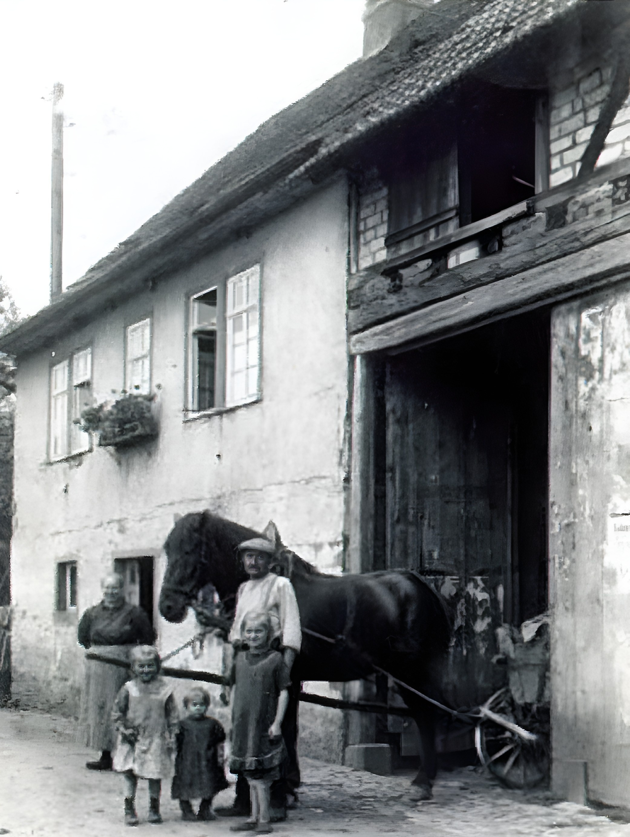 August Wengerter vor seinem Haus in Röllfeld um 1940