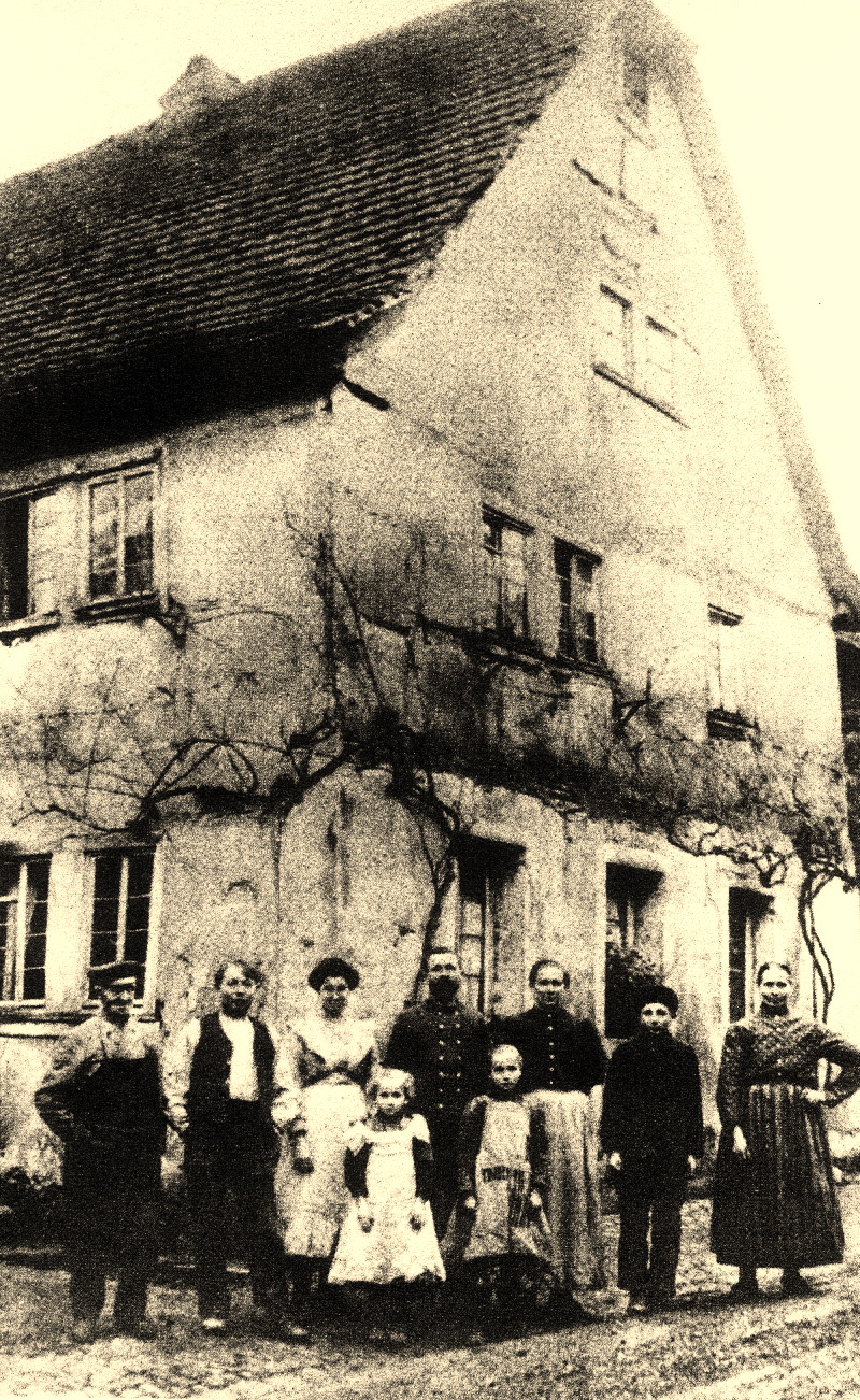 Familienbild vor der Rosenbergstraße 10