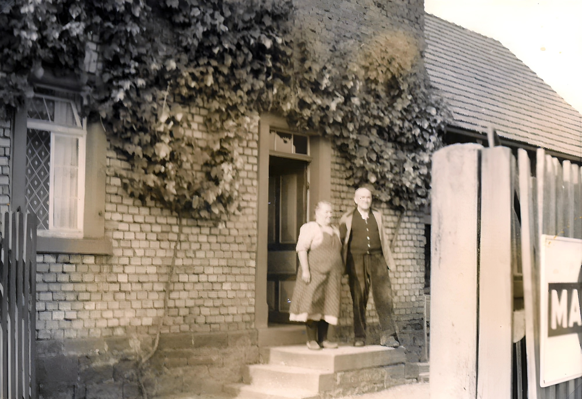 Benno und Maria Frankenberger vor ihrem Haus in der Unterlandstraße