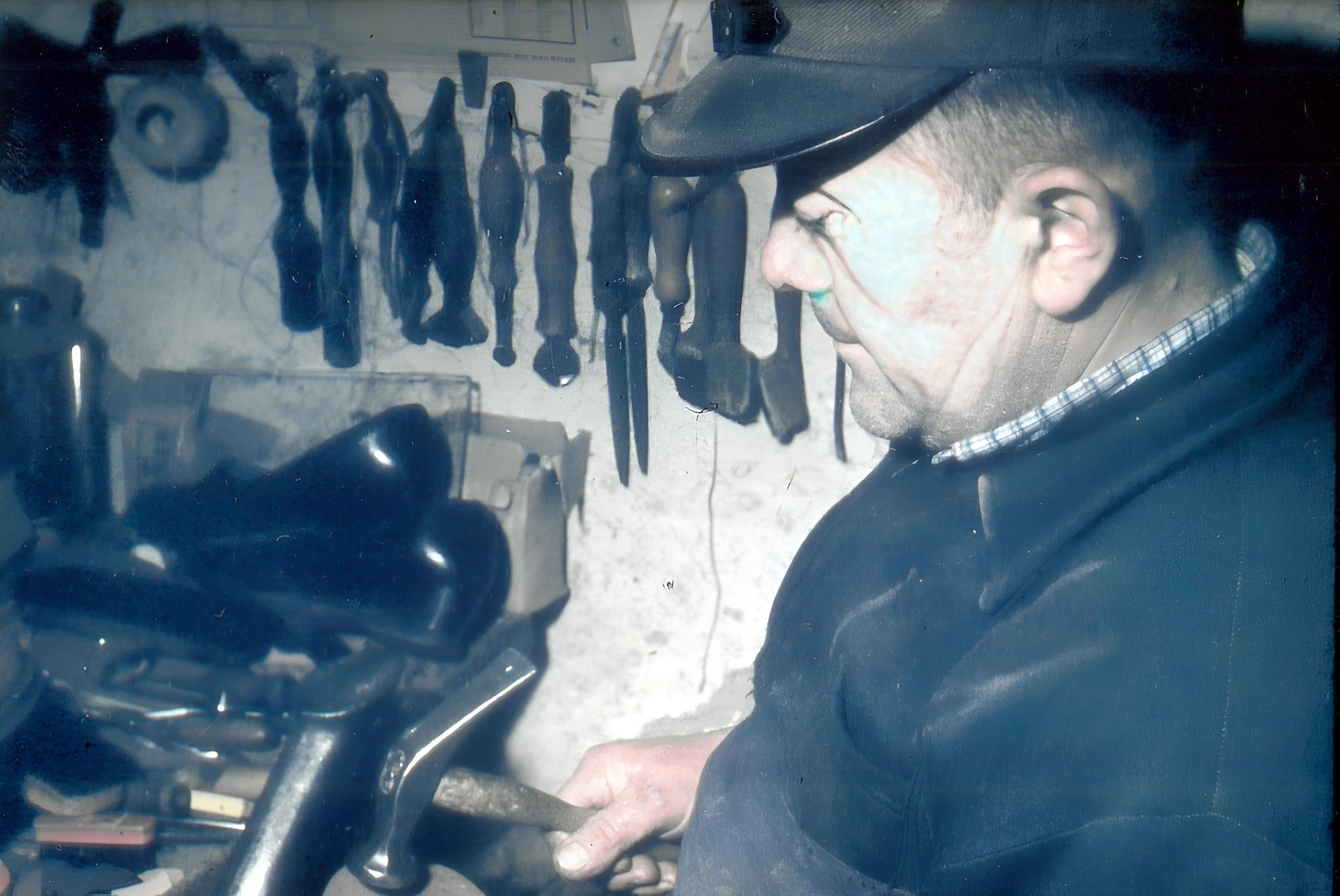 Schuster Franz Eilbacher in seiner Werkstatt in der Langgasse 8