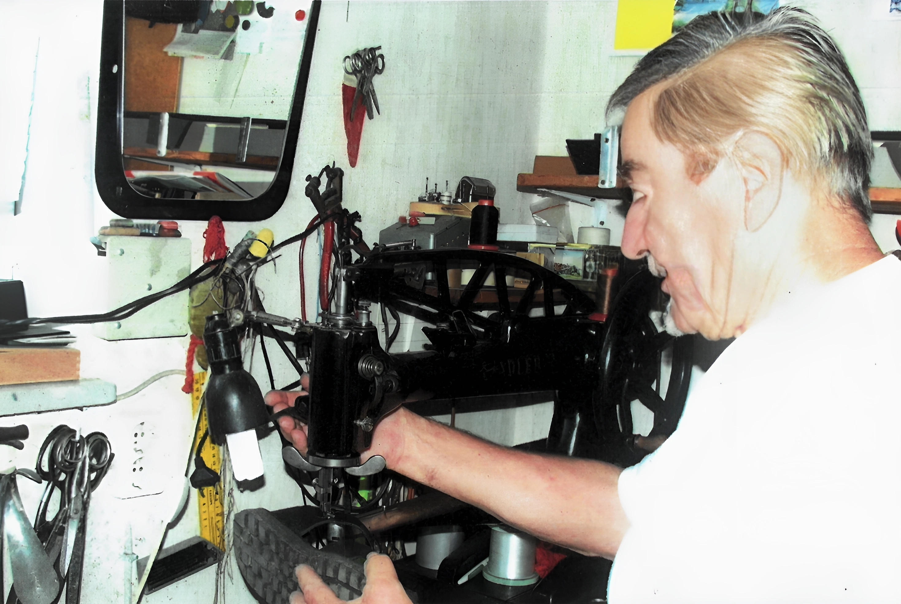 Manfred Eilbacher in seiner Schusterwerkstatt in der Langgasse 36