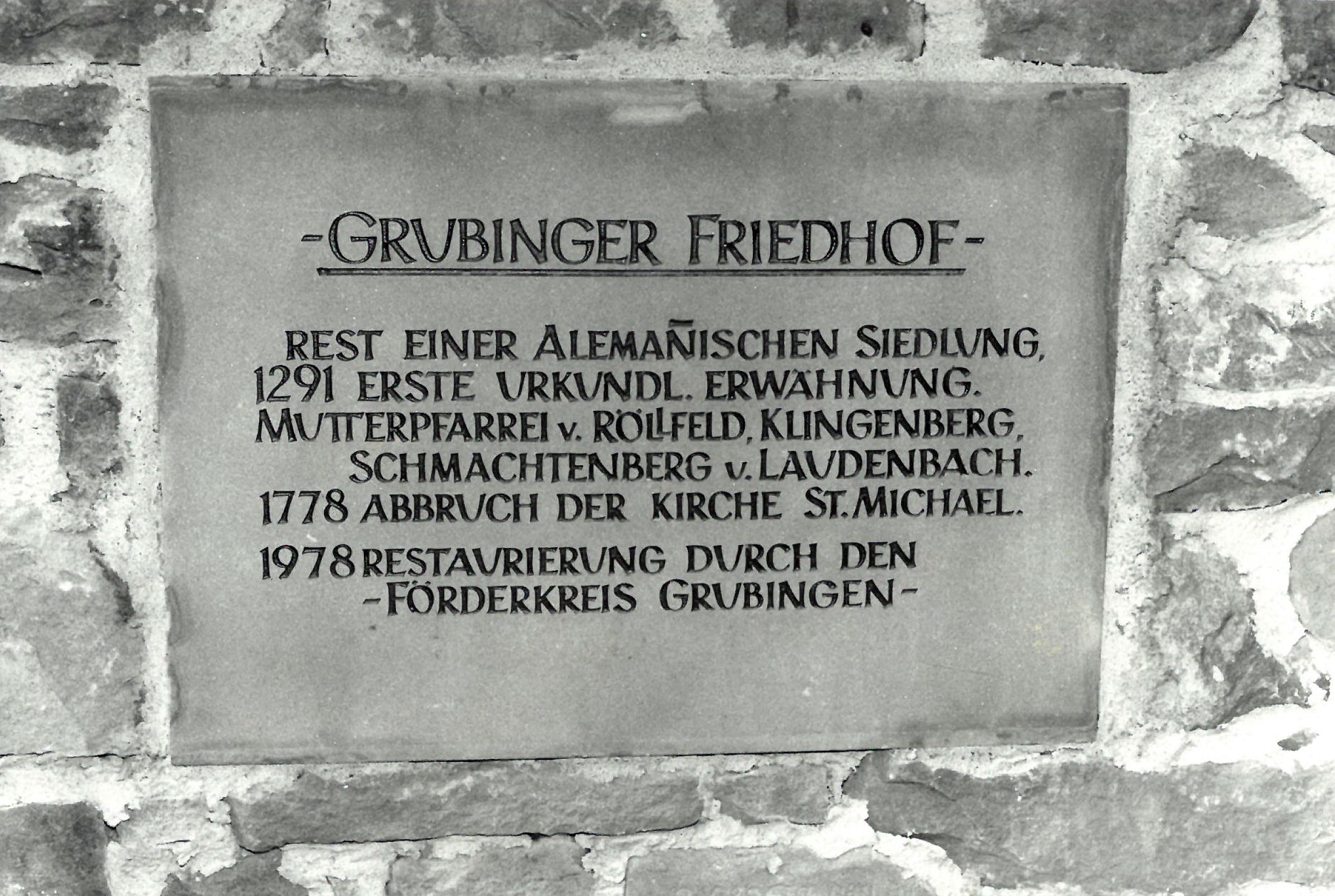 Steintafel mit kurzer Chronologie des Friedhofes