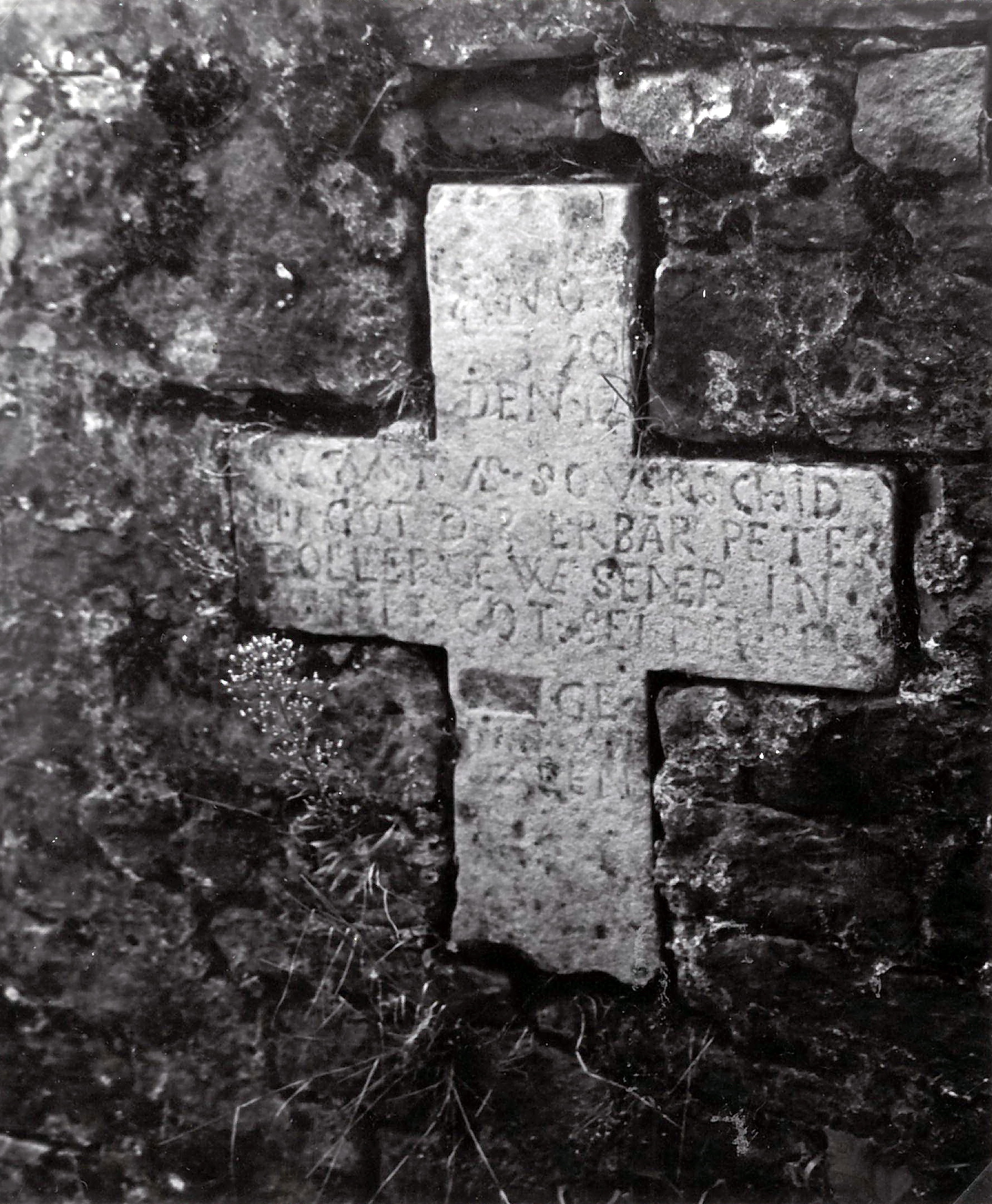 Mauerkreuz in der Friedhofsmauer