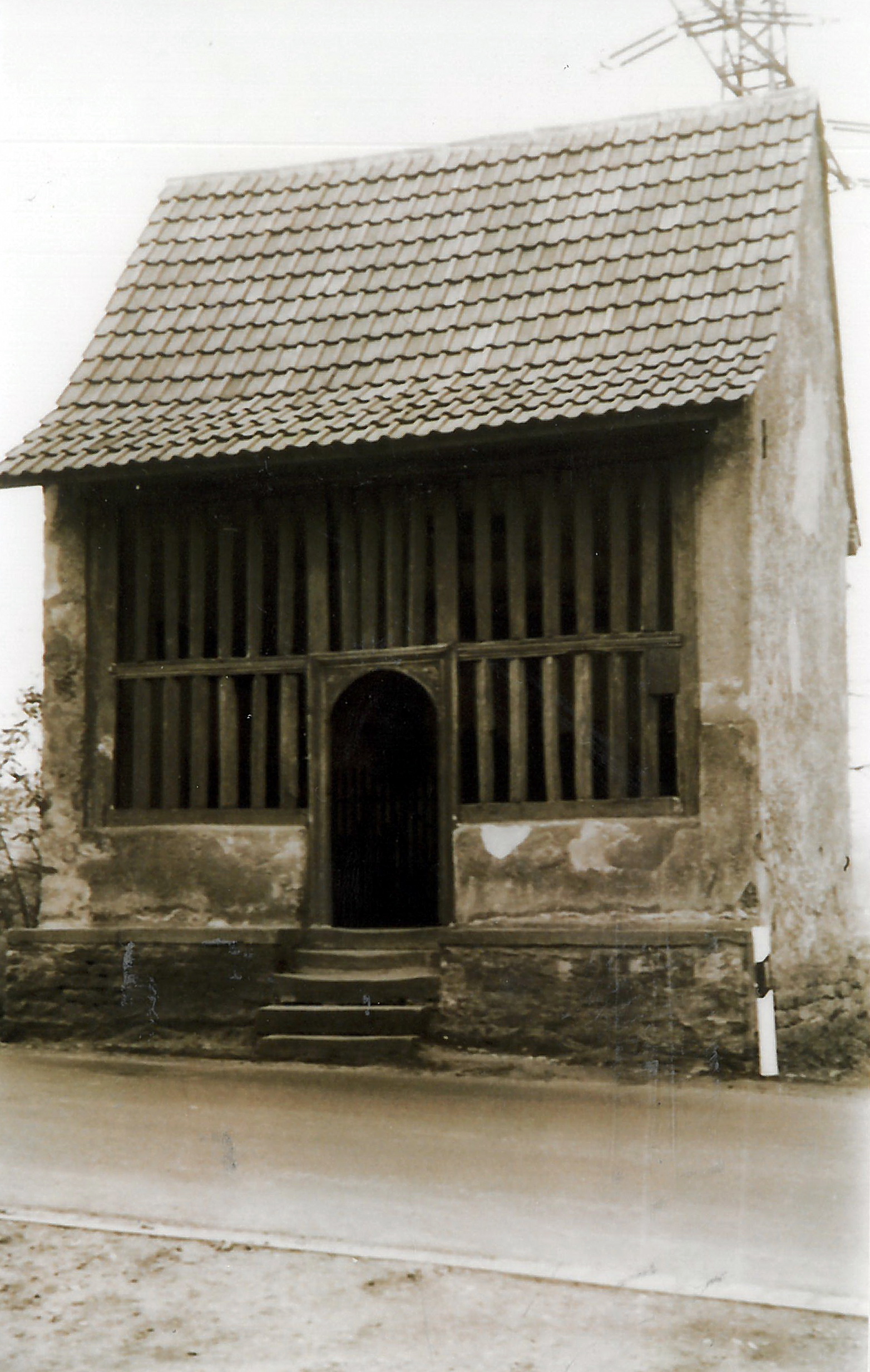 Die Hochkreuzkapelle am alten Standort in der Wilhelmstraße