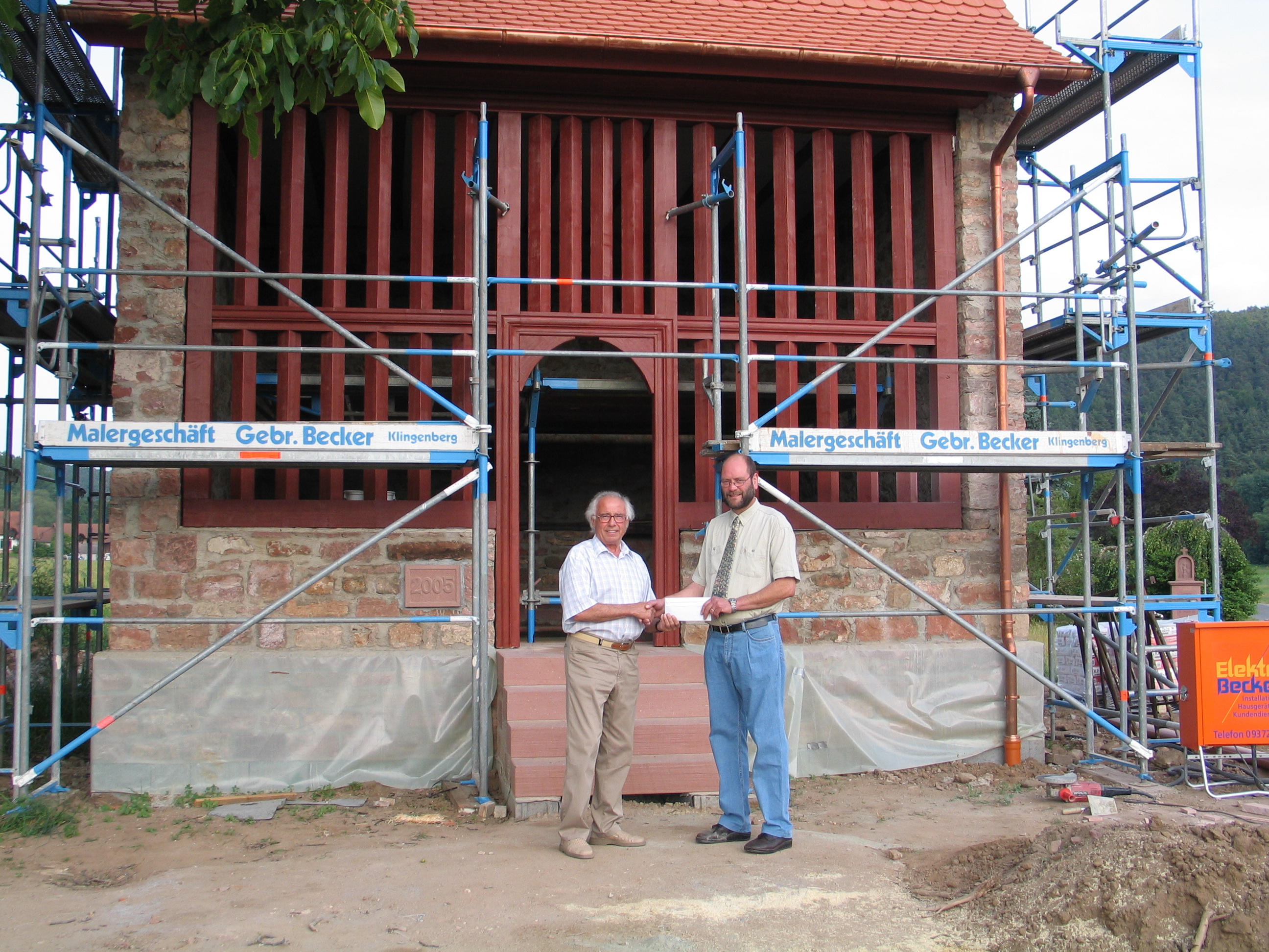 Spendenübergabe im Jahr 2005 zur Finanzierung der Versetzung und Restaurierung der Hochkreuzkapelle