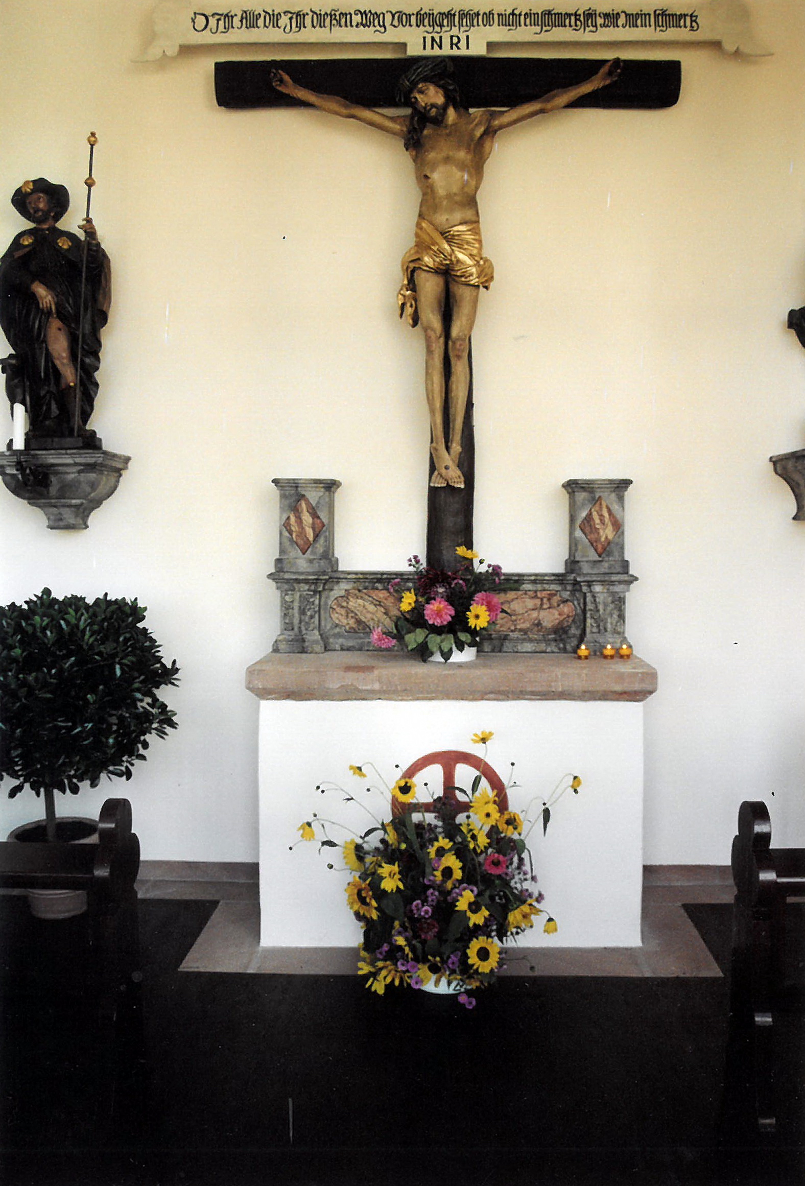 Die Altarwand im Innenraum der Kapelle im Jahr 2005