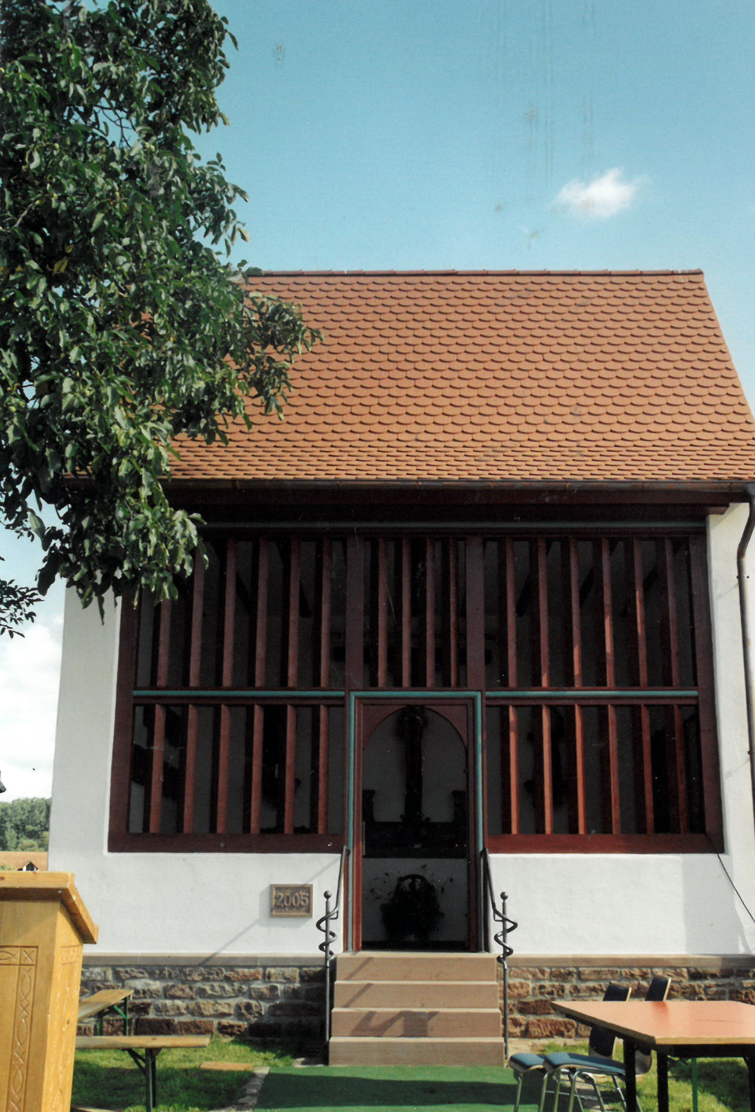 Die Hochkreuzkapelle am Tag vor der feierlichen Einweihung im September 2005