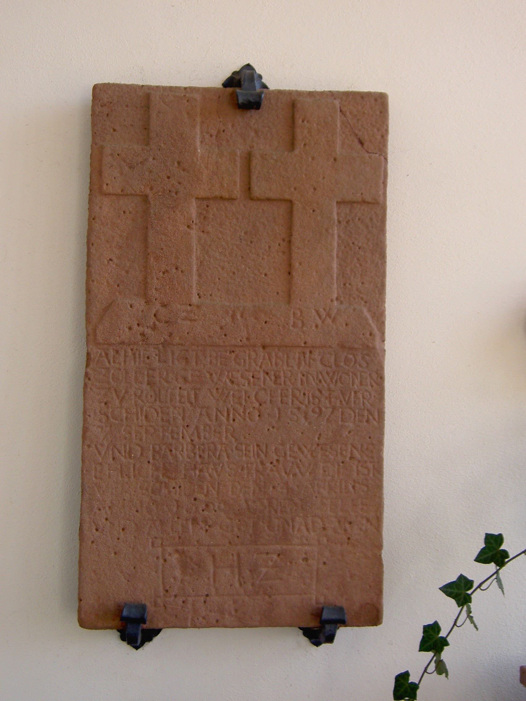 Gedenkstein mit Doppelkreuz