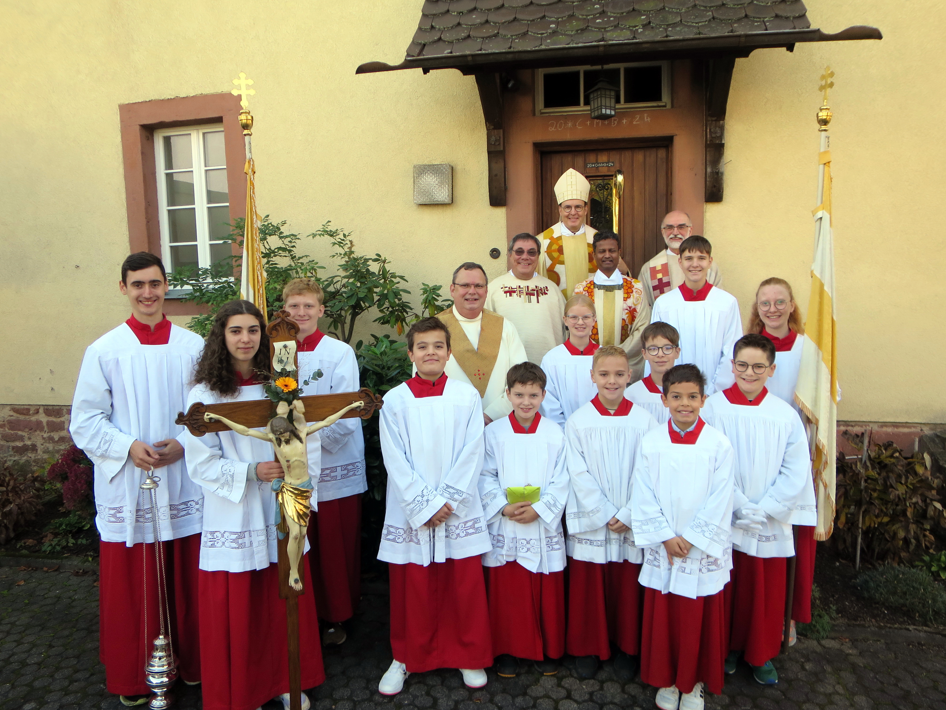 Gruppenfoto der Ministranten und Geistlichen