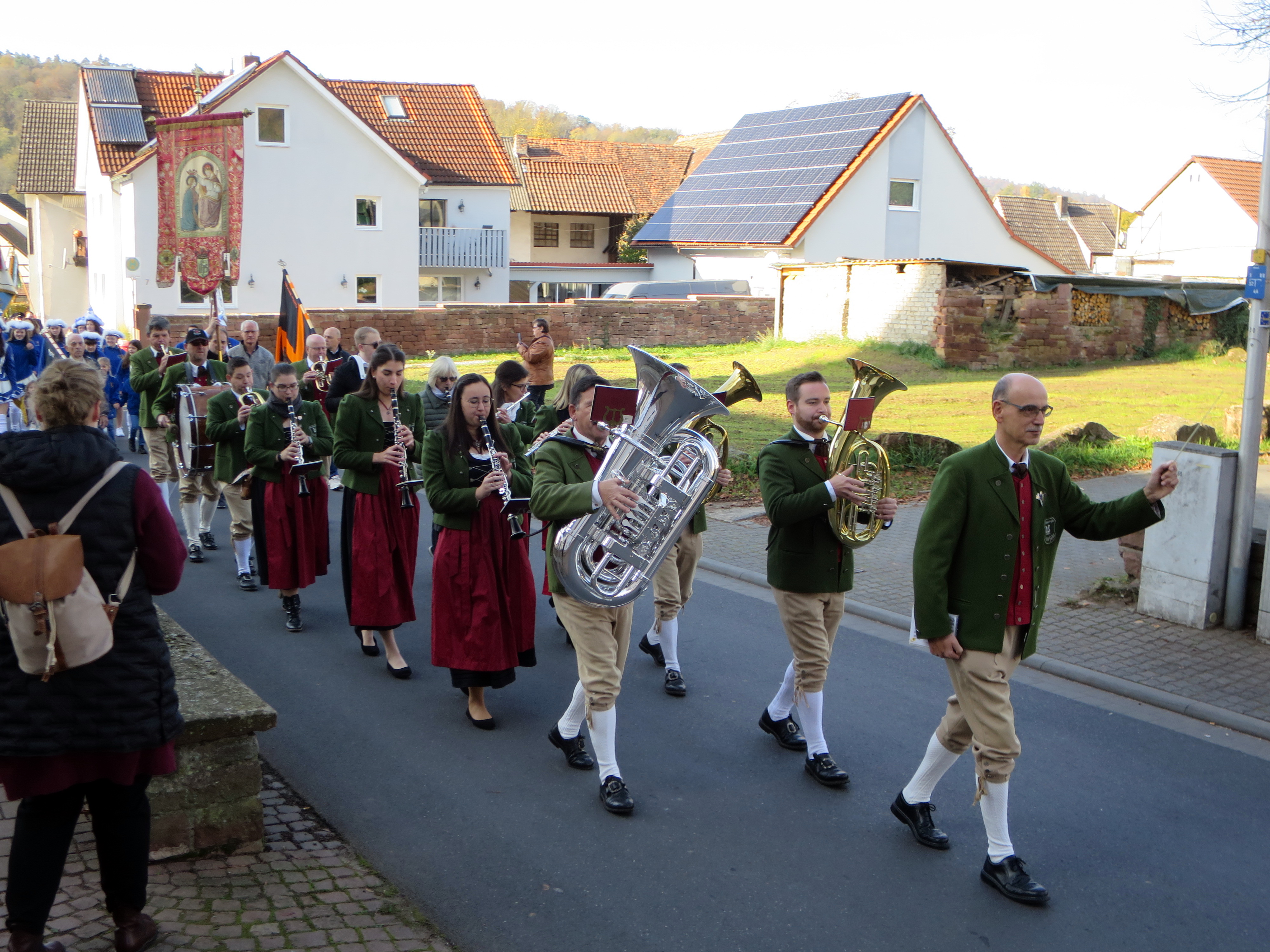 Der Musikverein Röllfeld begleitet den Festzug zur Jakob-Hemmelrath-Turnhalle
