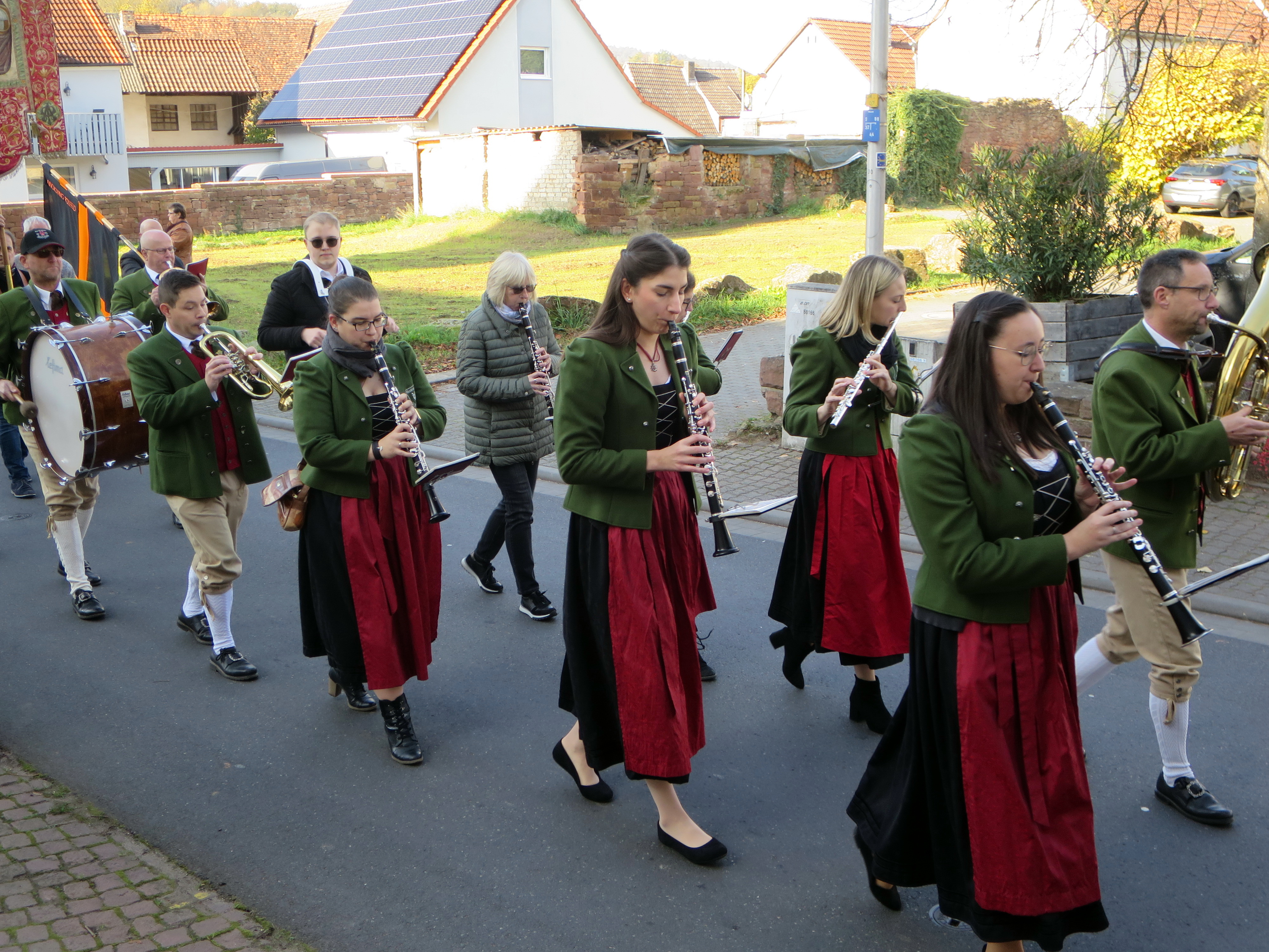 Der Musikverein Röllfeld begleitet den Festzug zur Jakob-Hemmelrath-Turnhalle