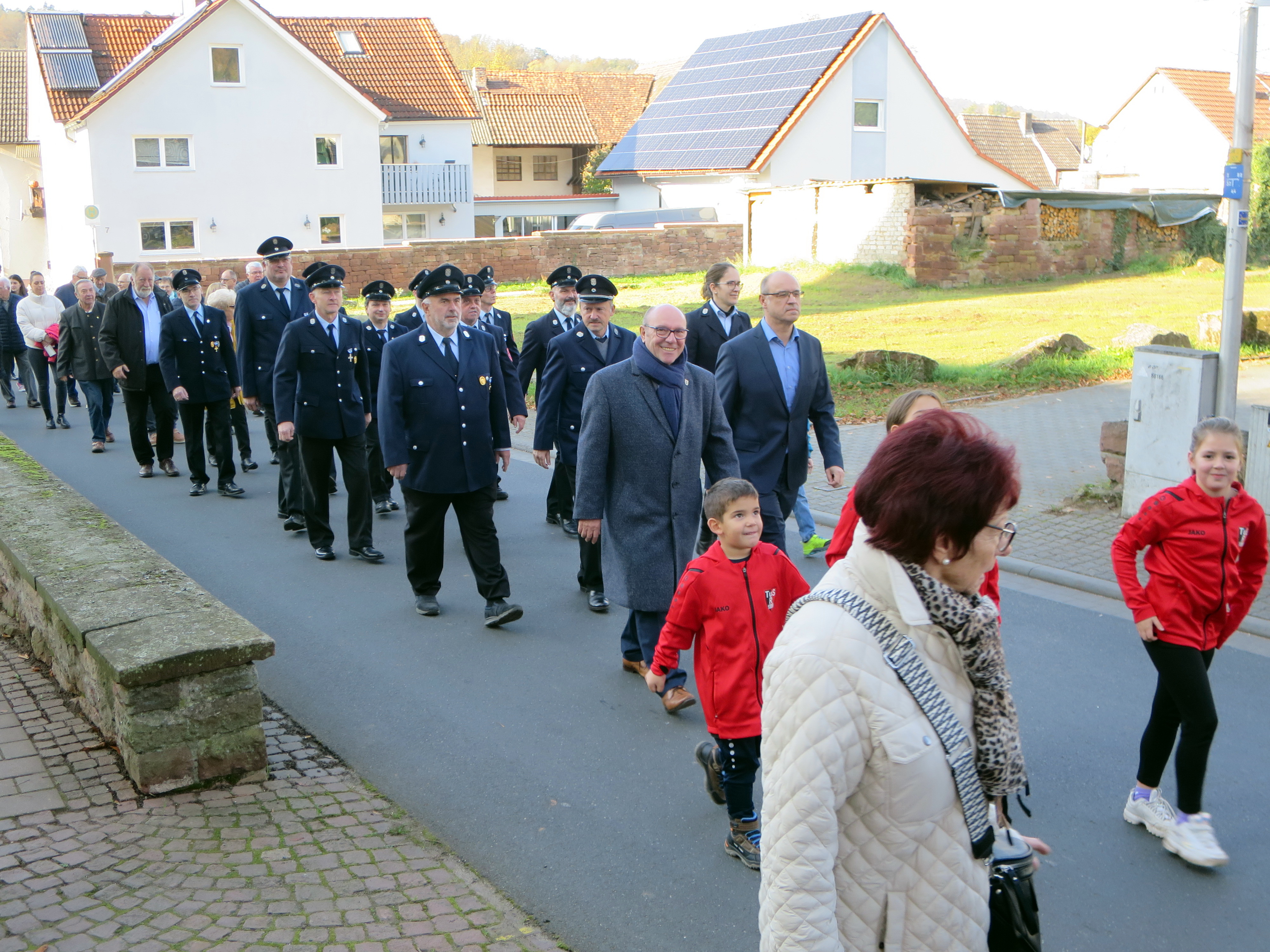 Die Feuerwehr Röllfeld begleitet den Festzug