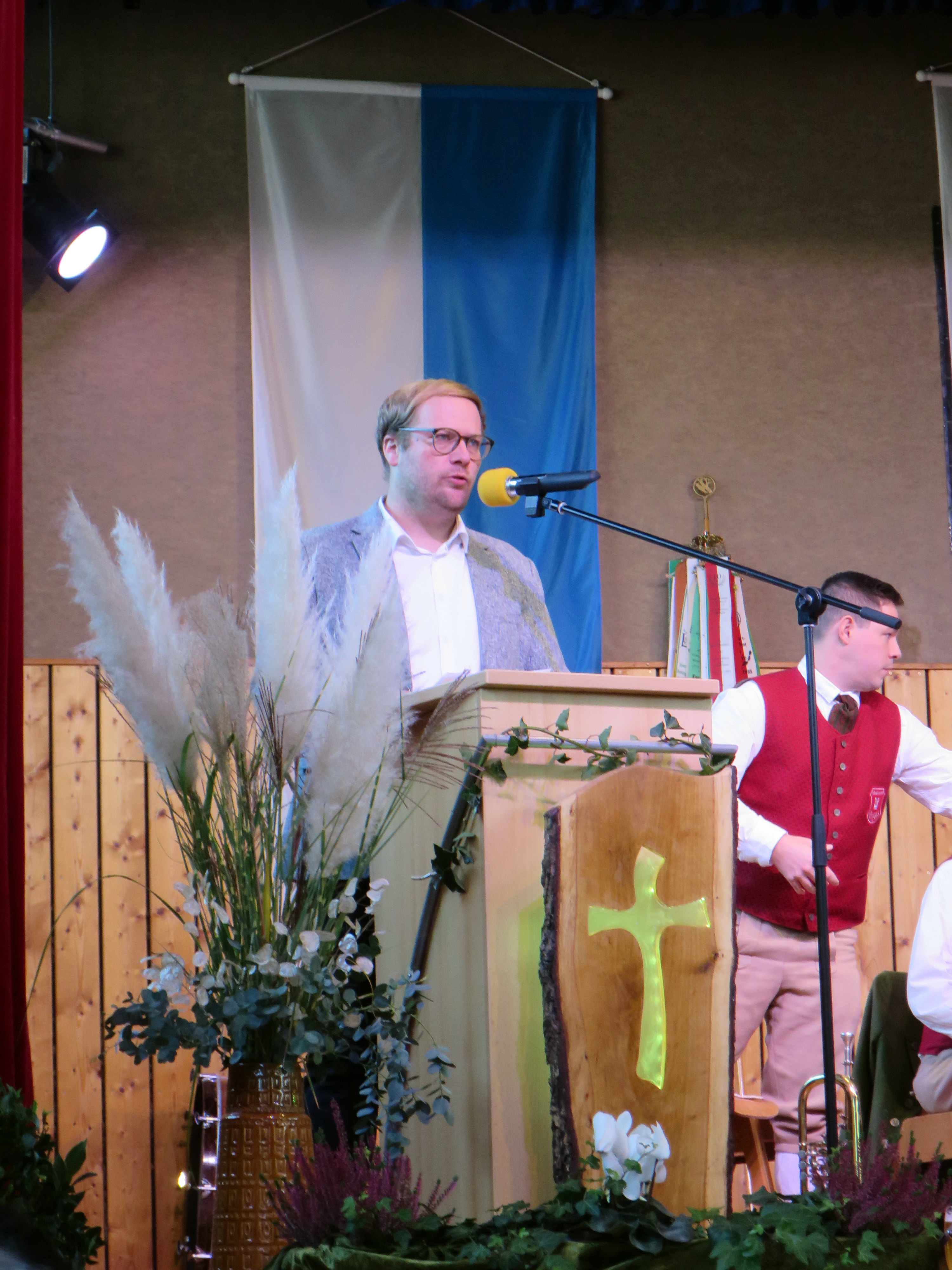 Dominik Pöschl überbringt Grußworte der Vereine