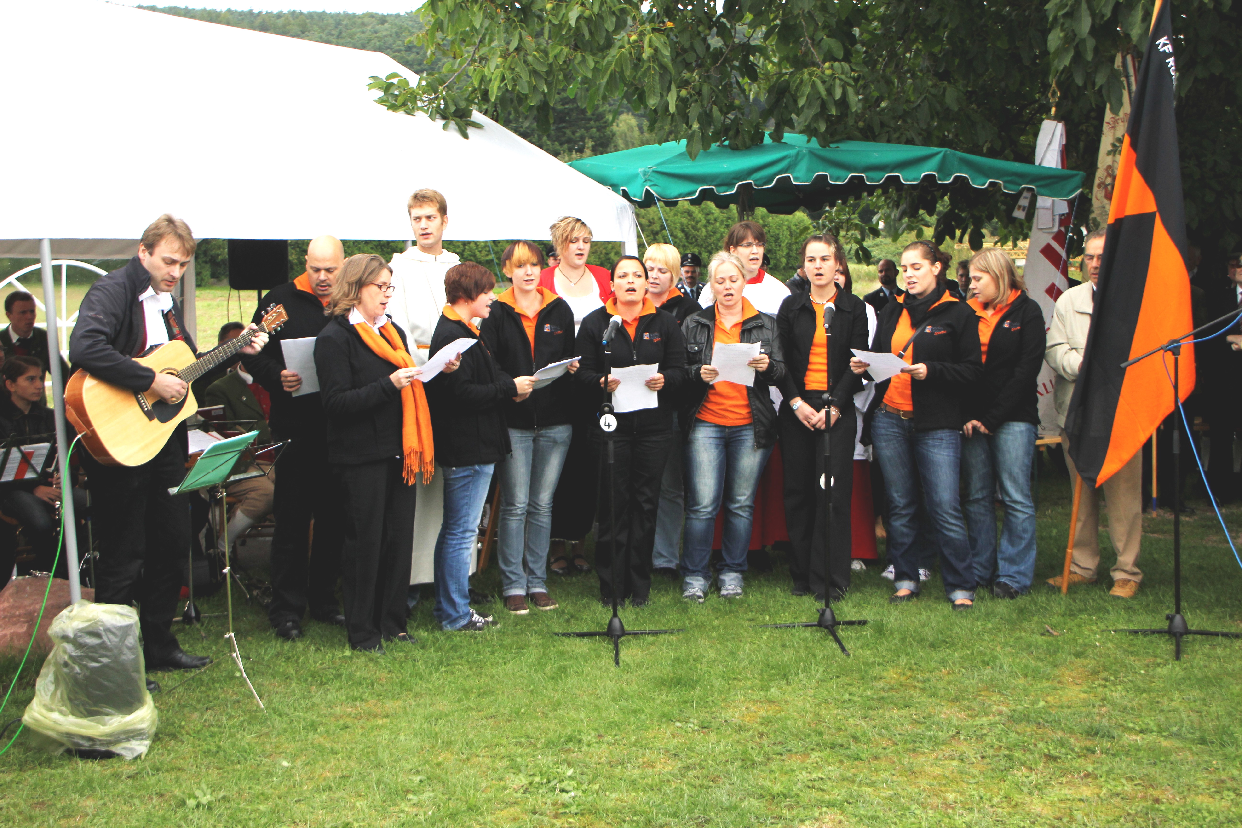 Pfarrer Dieter Feineis wird an der Hochkreuzkapelle verabschiedet