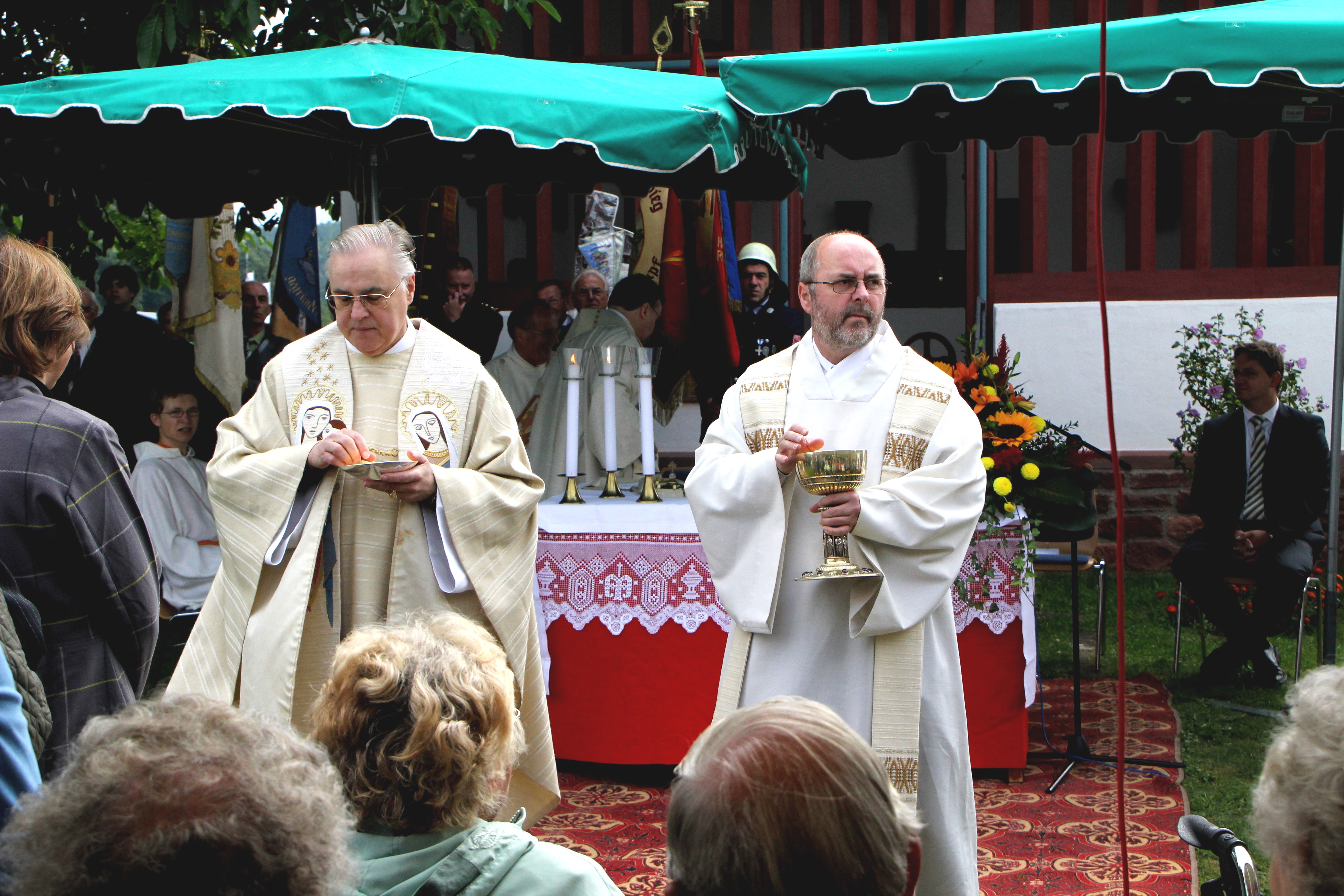 Pfarrer Dieter Feineis wird an der Hochkreuzkapelle verabschiedet