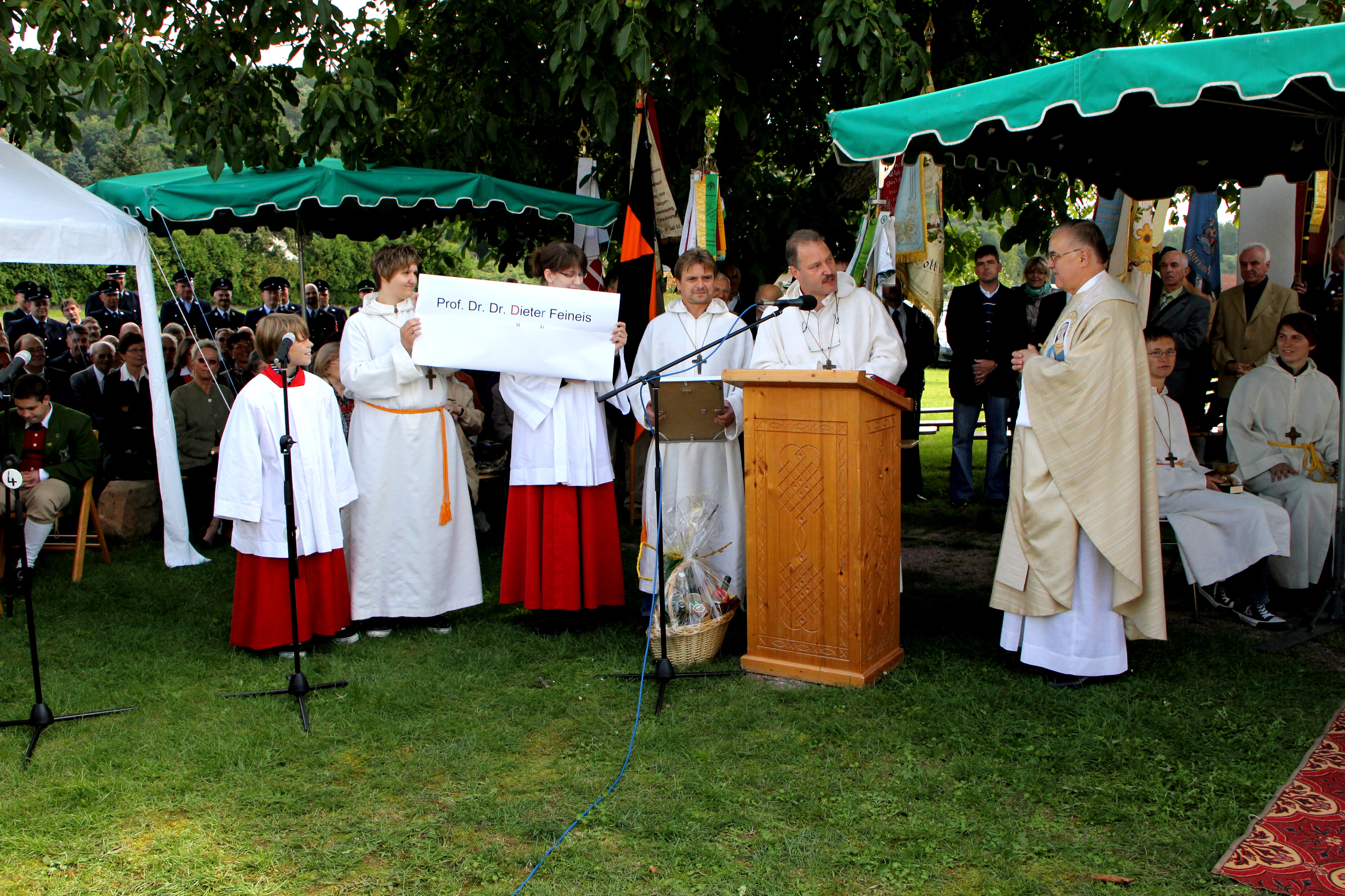 Pfarrer Dieter Feineis wird an der Hochkreuzkapelle verabschiedet