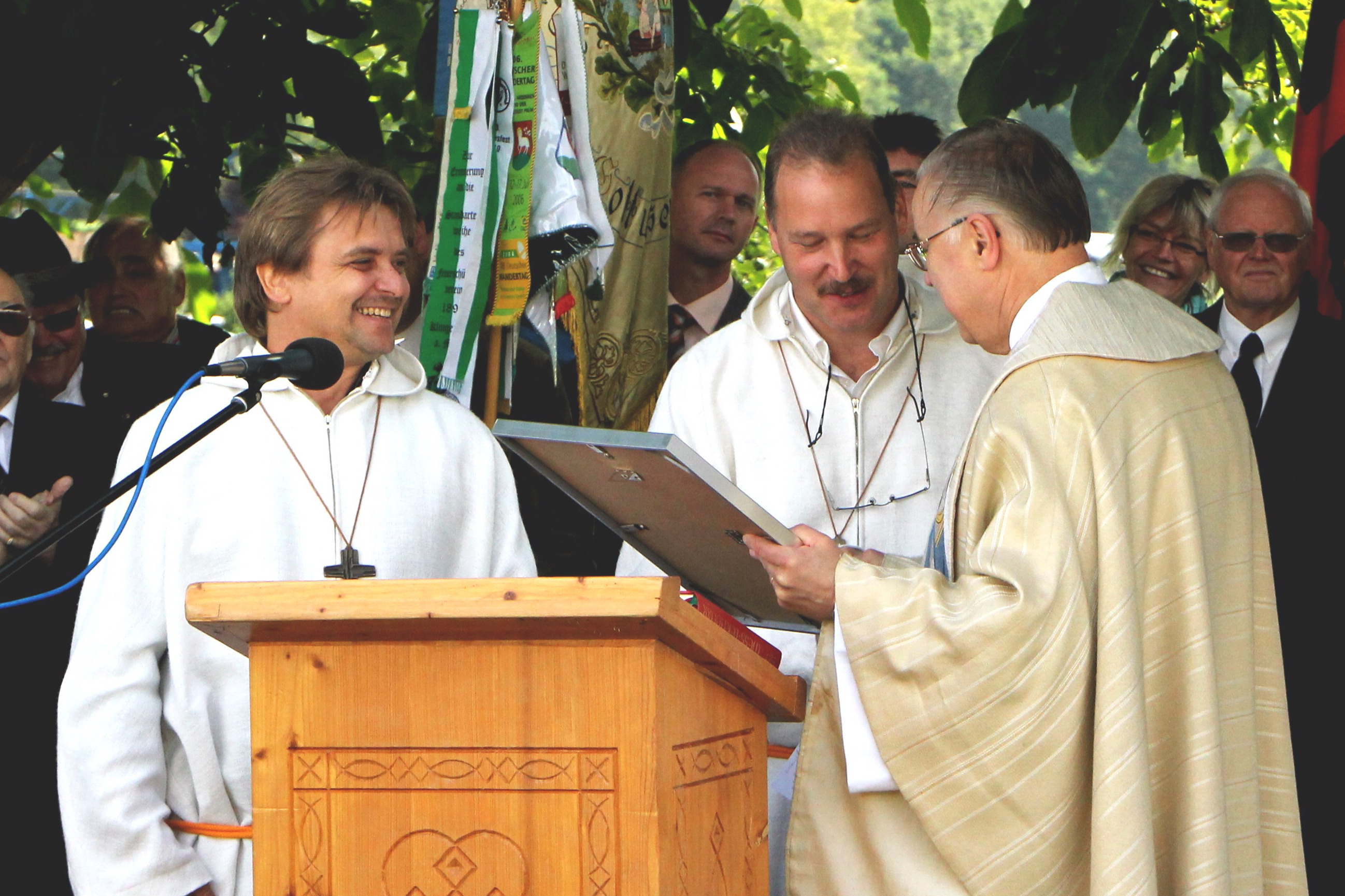Pfarrer Dieter Feineis wird an der Hochkreuzkapelle verabschiedet
