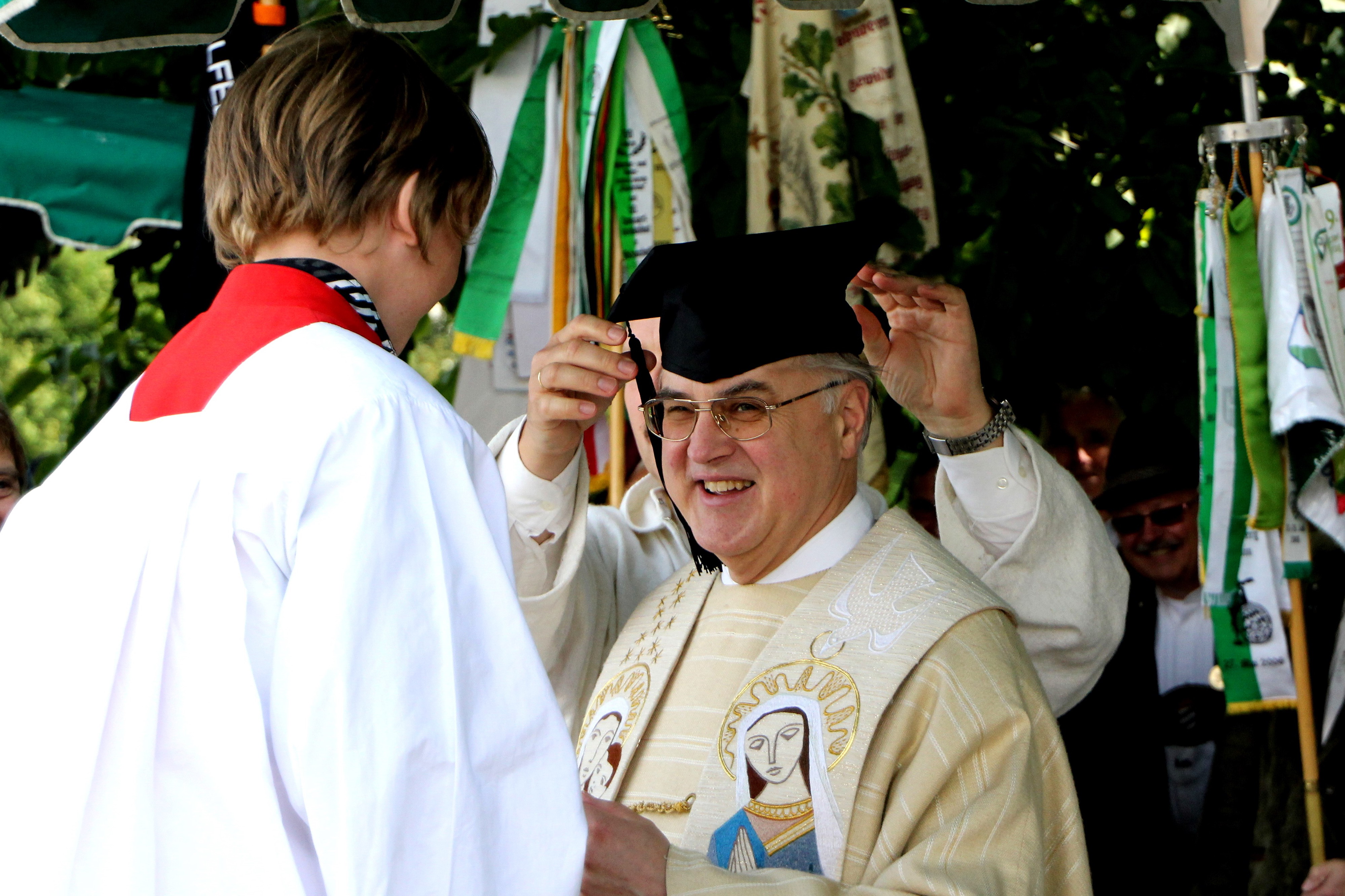 Pfarrer Dieter Feineis wird an der Hochkreuzkapelle verabschiedet