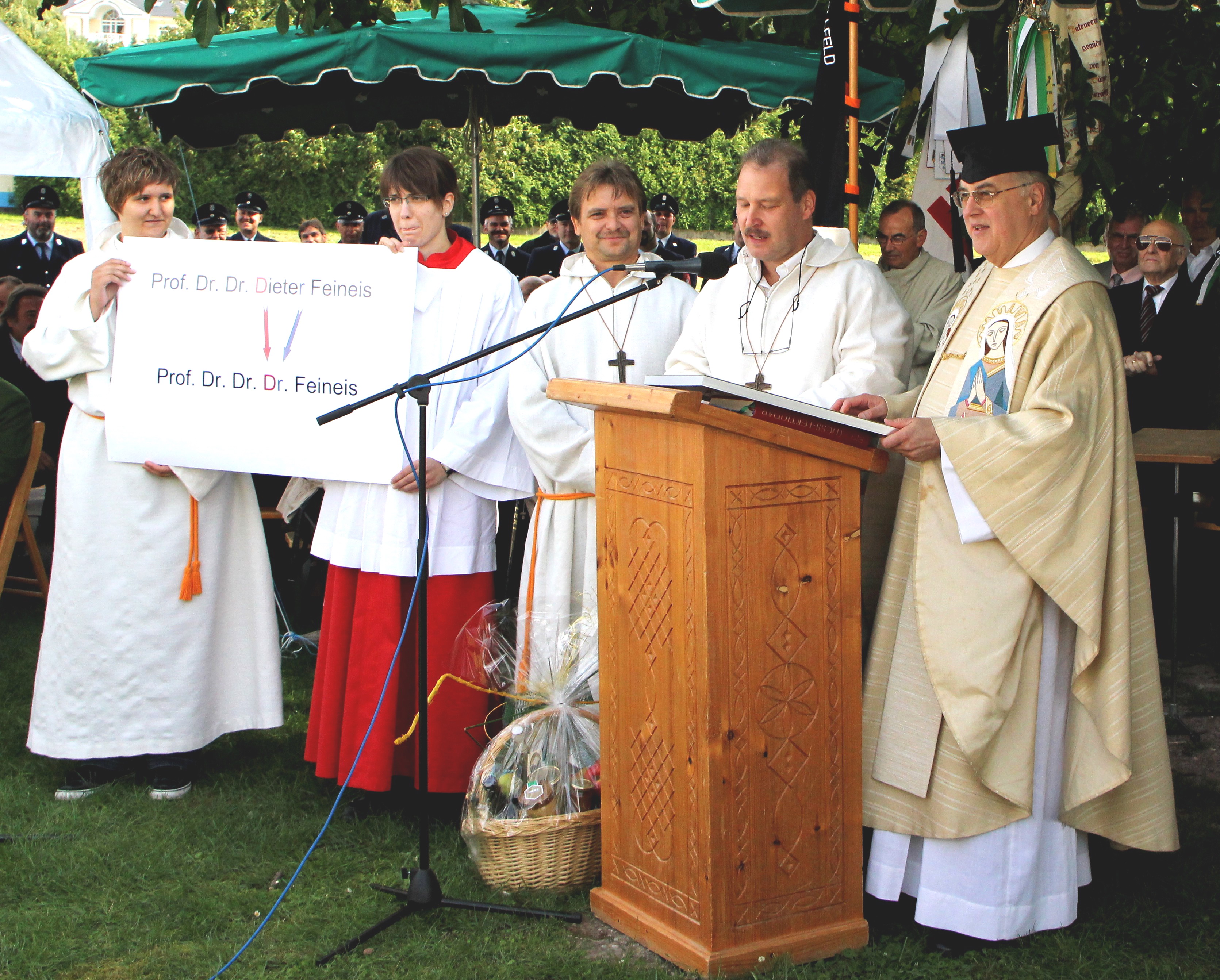Pfarrer Dieter Feineis wird an der Hochkreuzkapelle verabschiedet