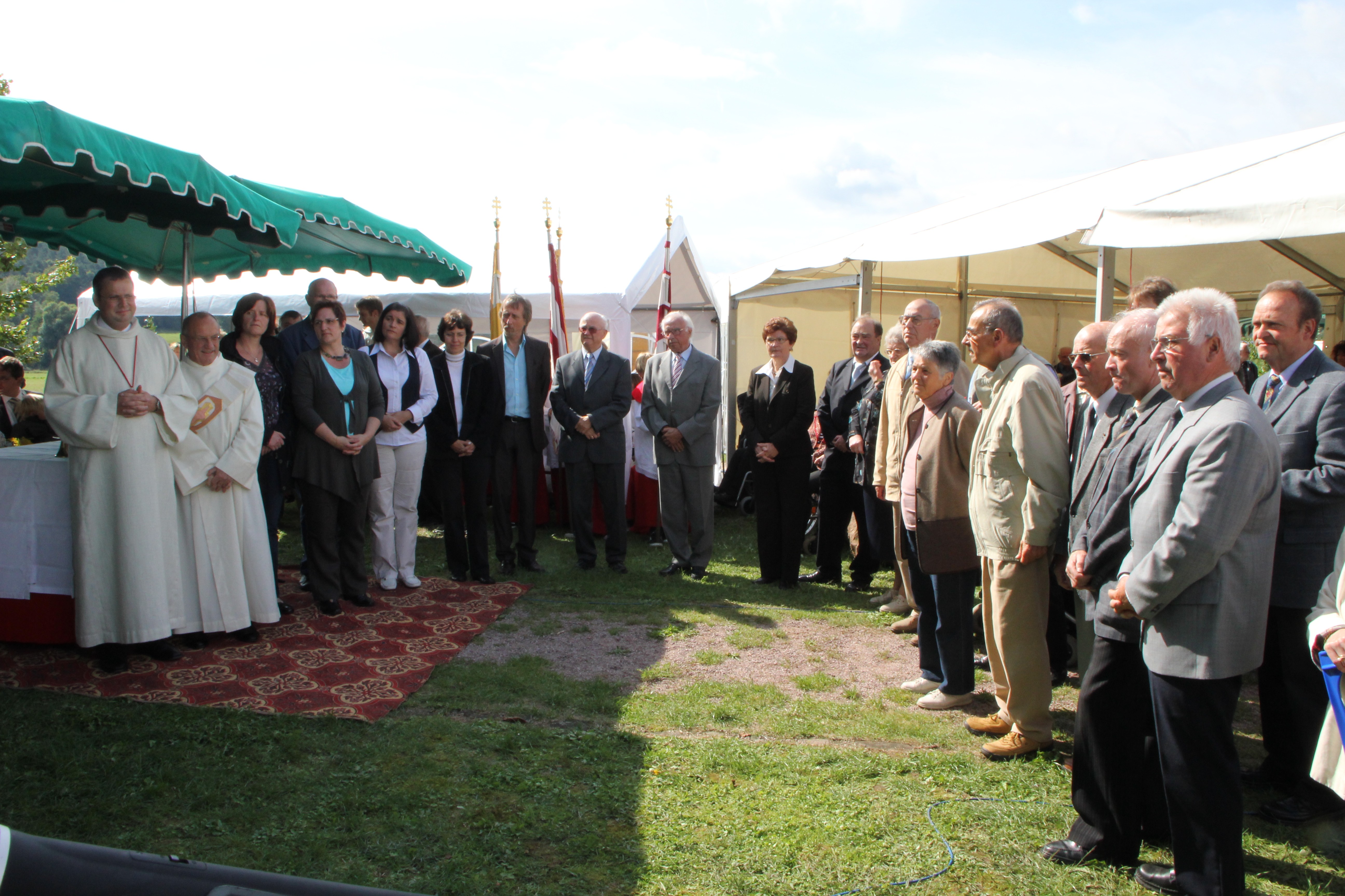 Pfarrer Dieter Feineis wird an der Hochkreuzkapelle verabschiedet