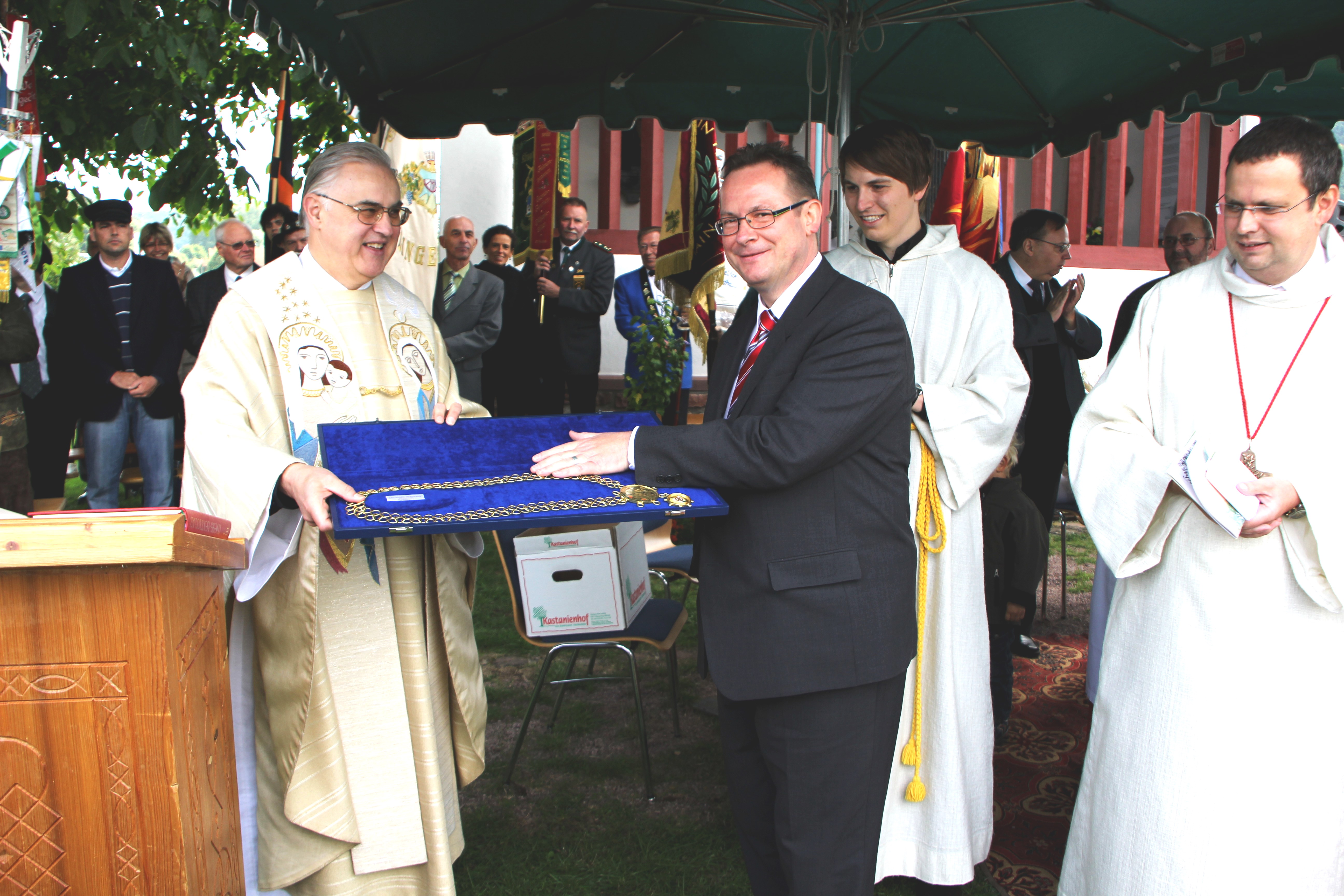 Pfarrer Dieter Feineis wird an der Hochkreuzkapelle verabschiedet