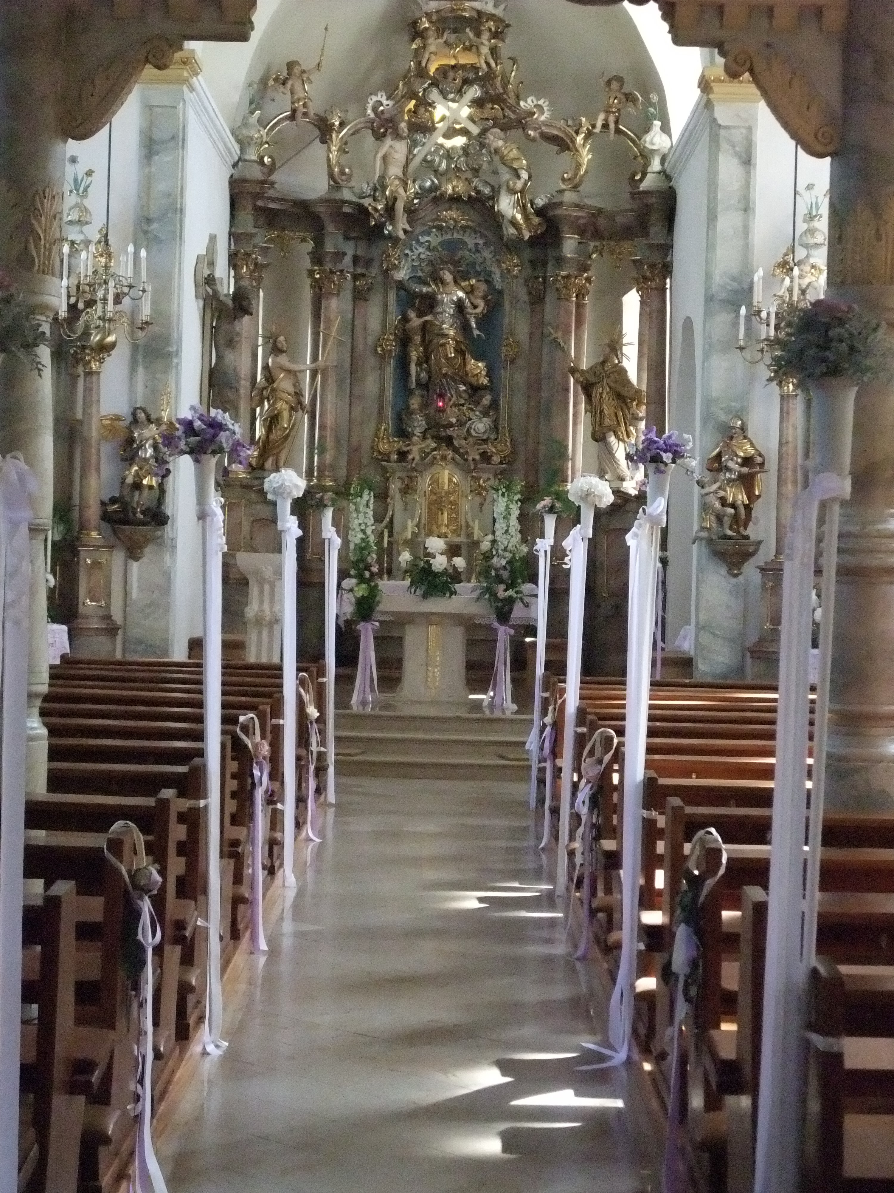 Die Pfarrkirche Mariä Himmelfahrt hochzeitlich geschmückt