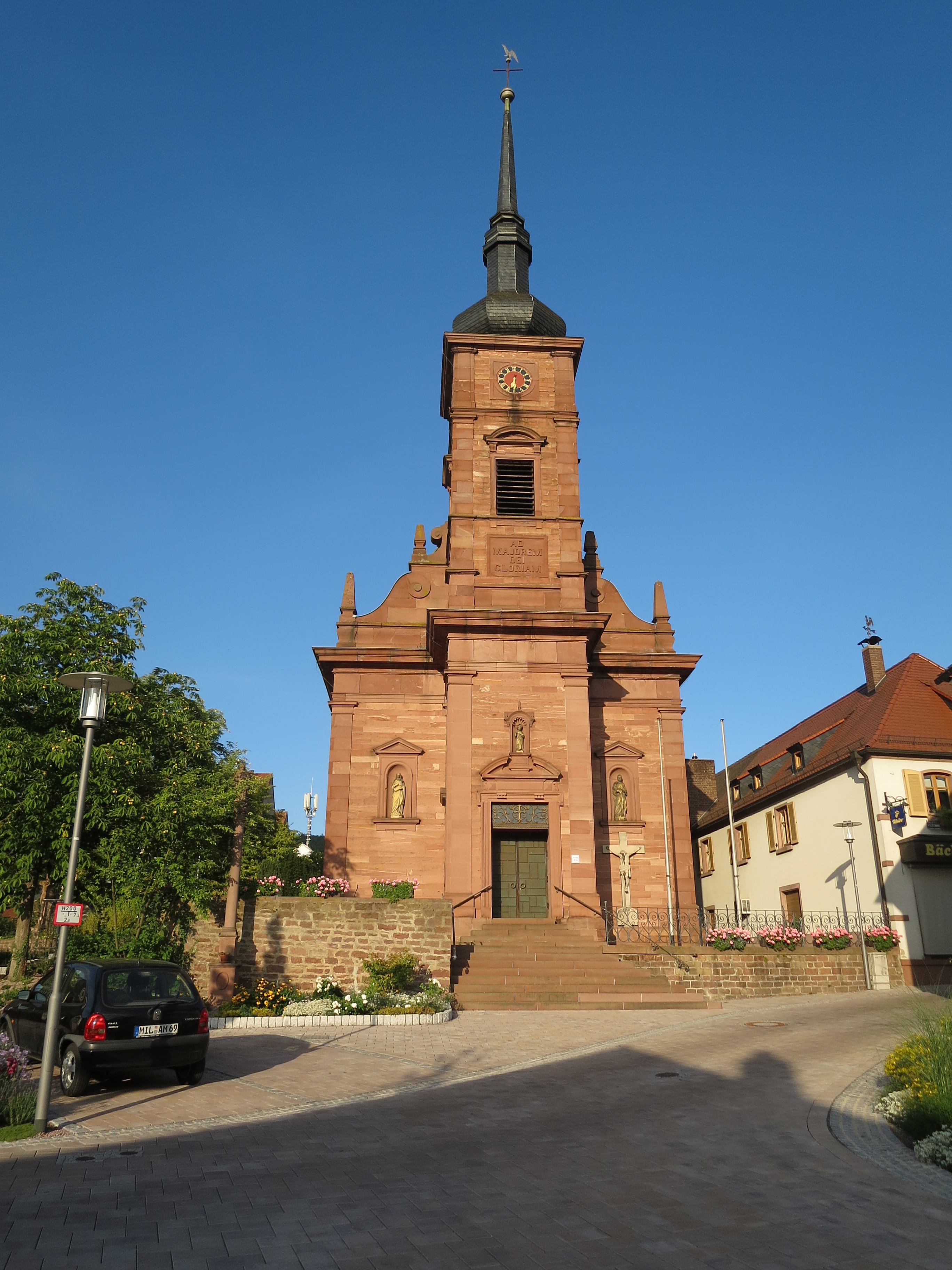 Frontansicht der Pfarrkirche Mariä Himmelfahrt