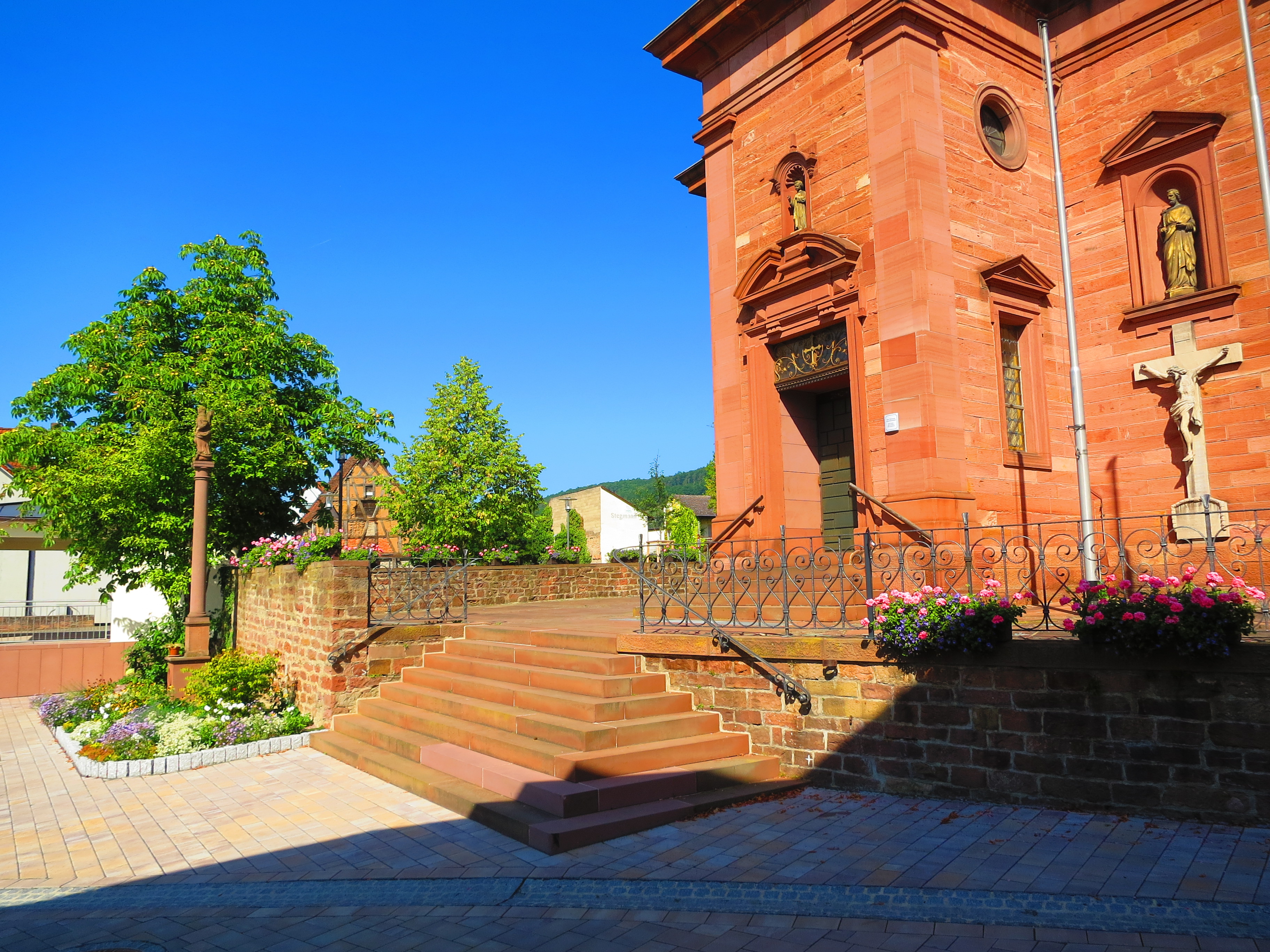 Eingangsbereich der Pfarrkirche Mariä Himmelfahrt