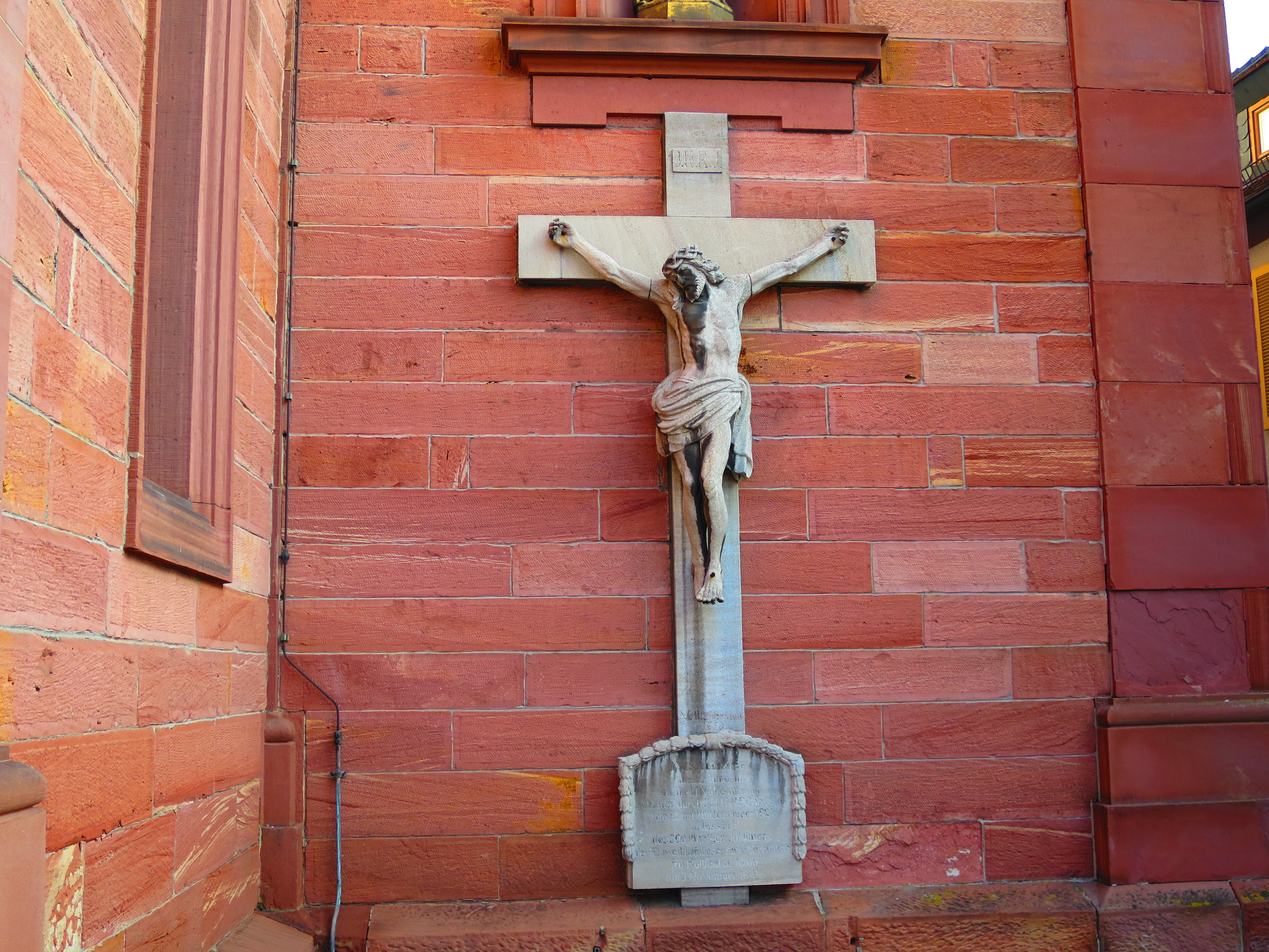 Kruzifix in der Außenfassade