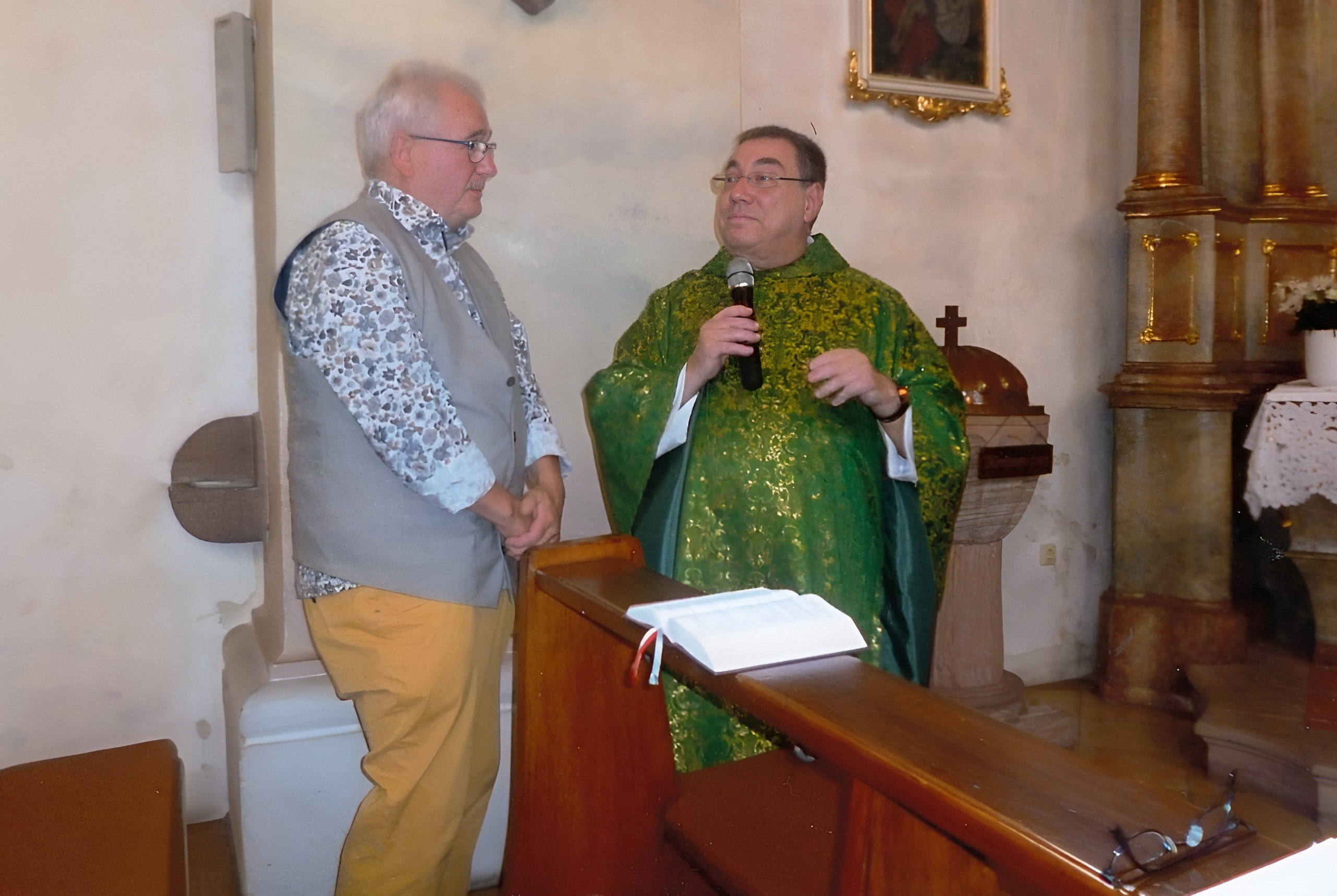 Pfarrer Schultheis gratuliert Kirchenpfleger Erhard Stegmann zu seinem 75. Geburtstag