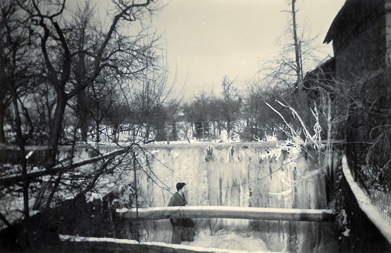 Der gefrorene Mühlbach im Winter