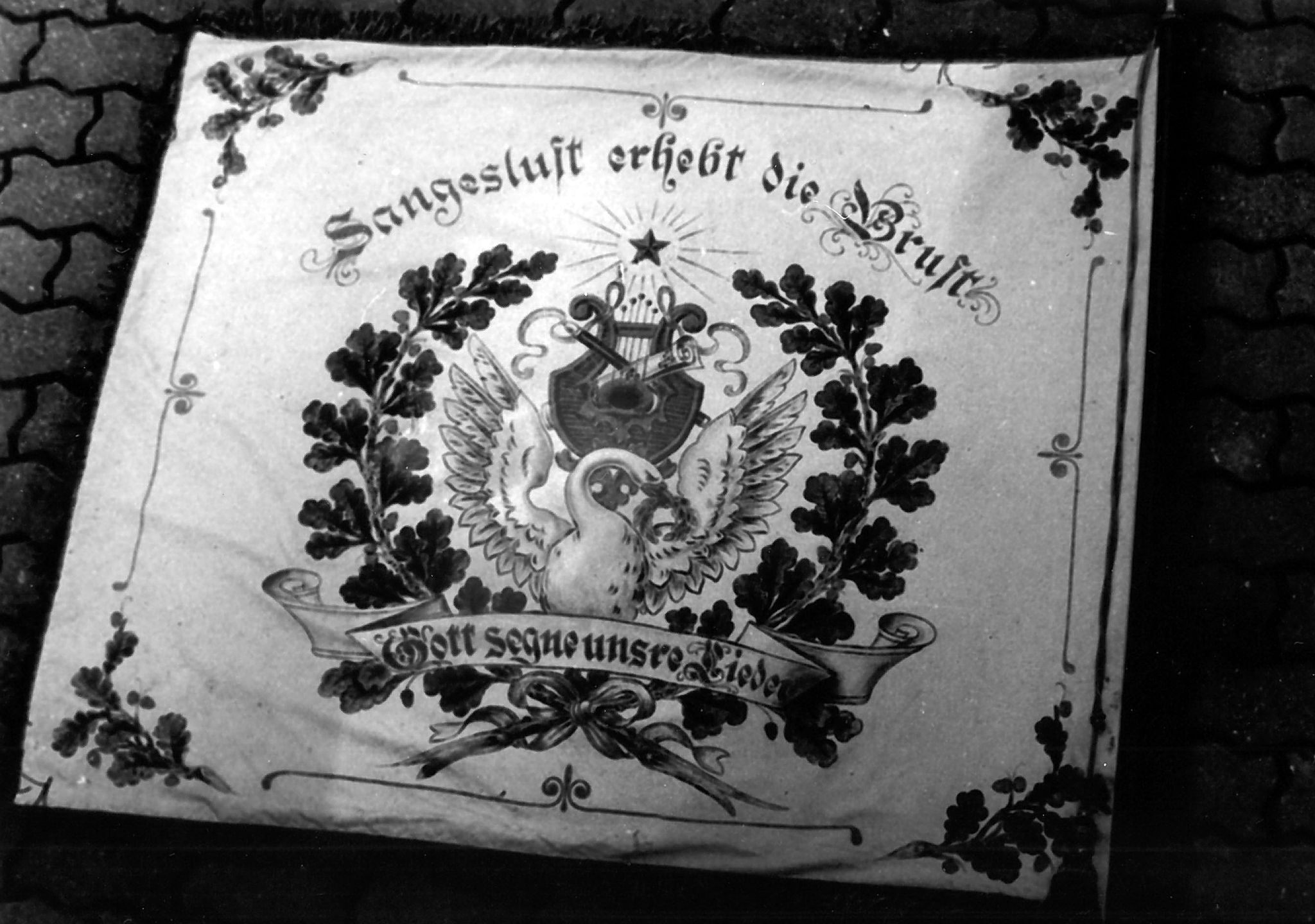 Vereinsfahne des Gesangvereins Röllfeld