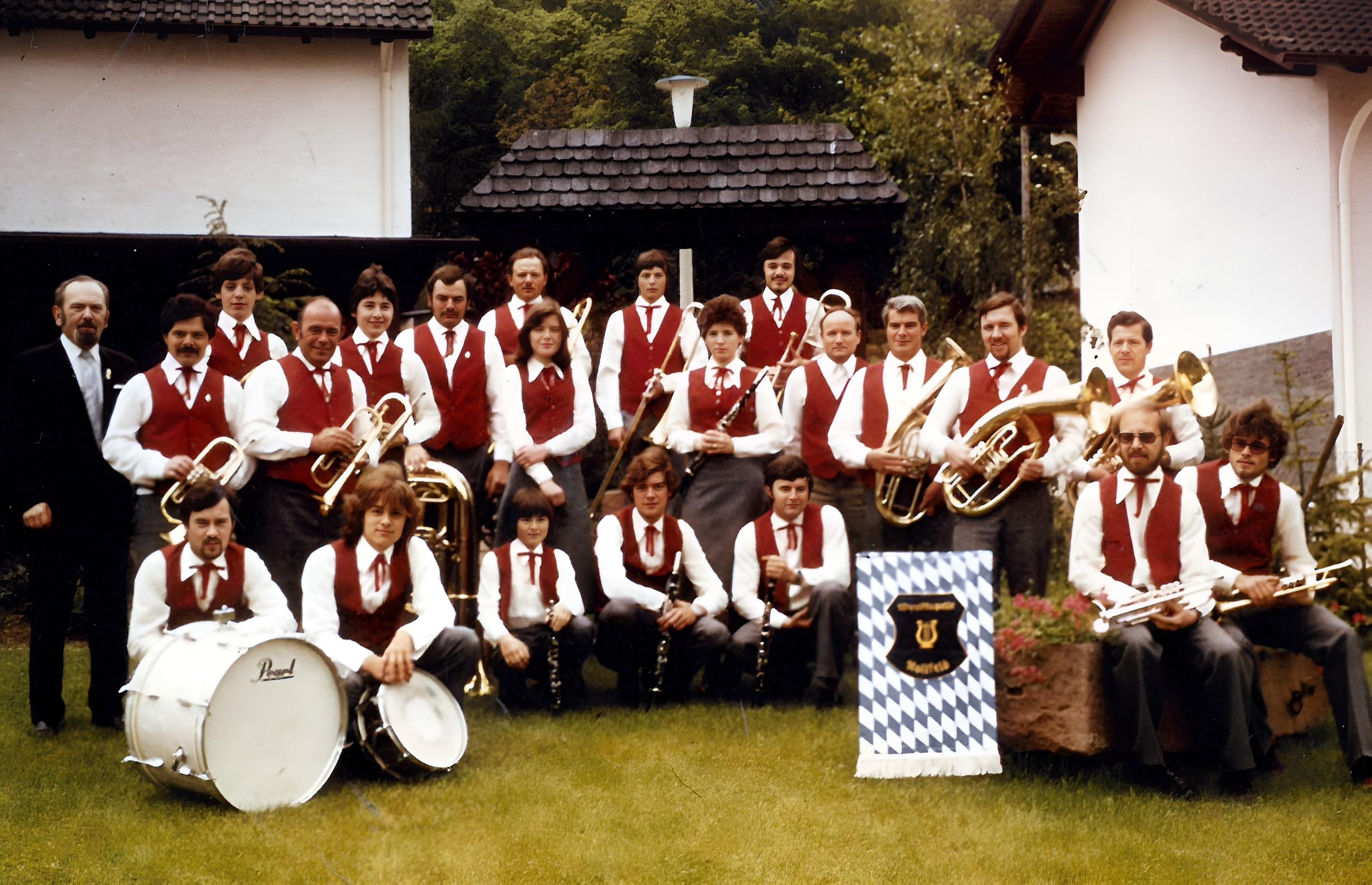 Gruppenfoto der Musikkapelle Röllfeld 1977