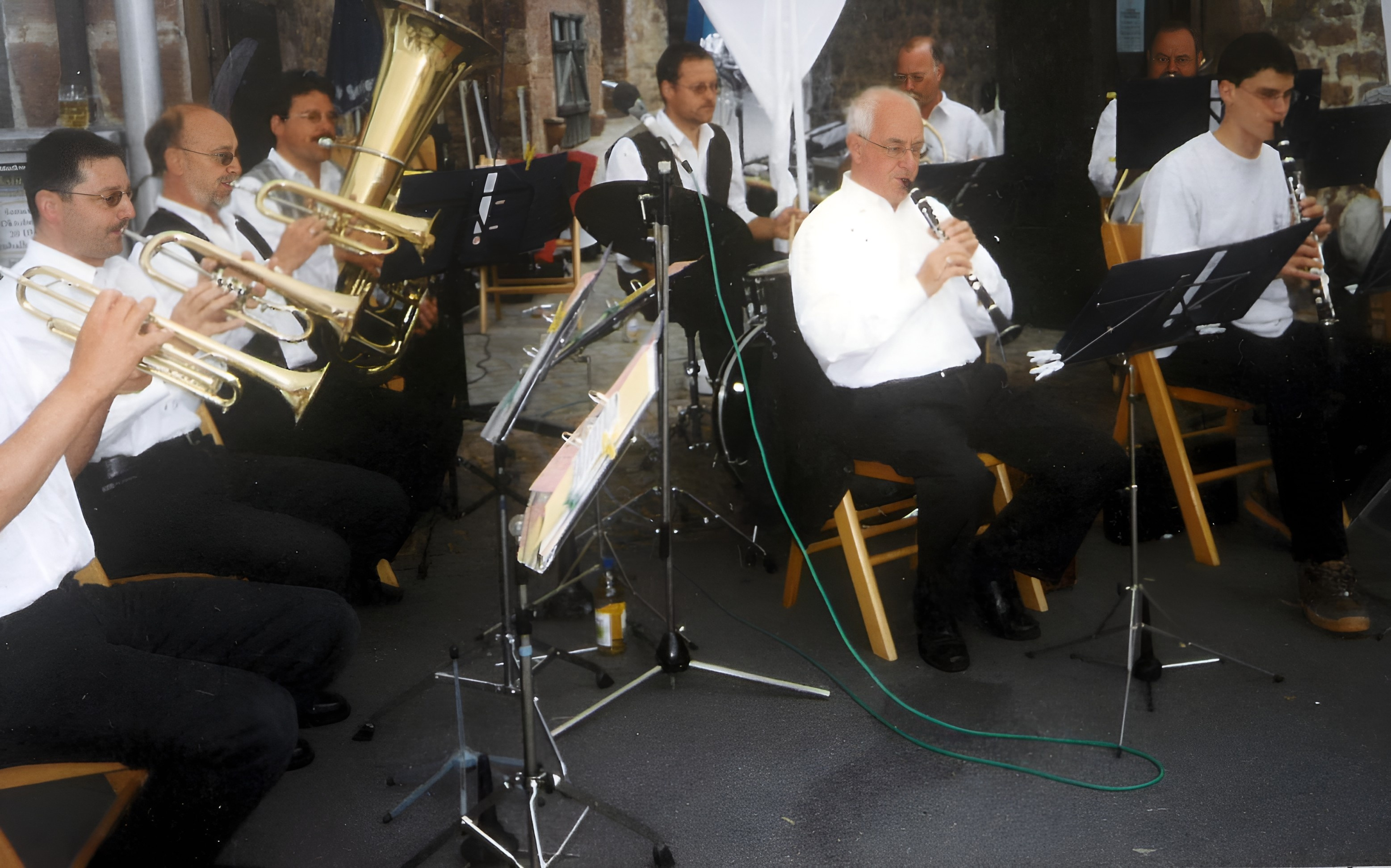 Die Musikkapelle Röllfeld beim Sommerfest 2000