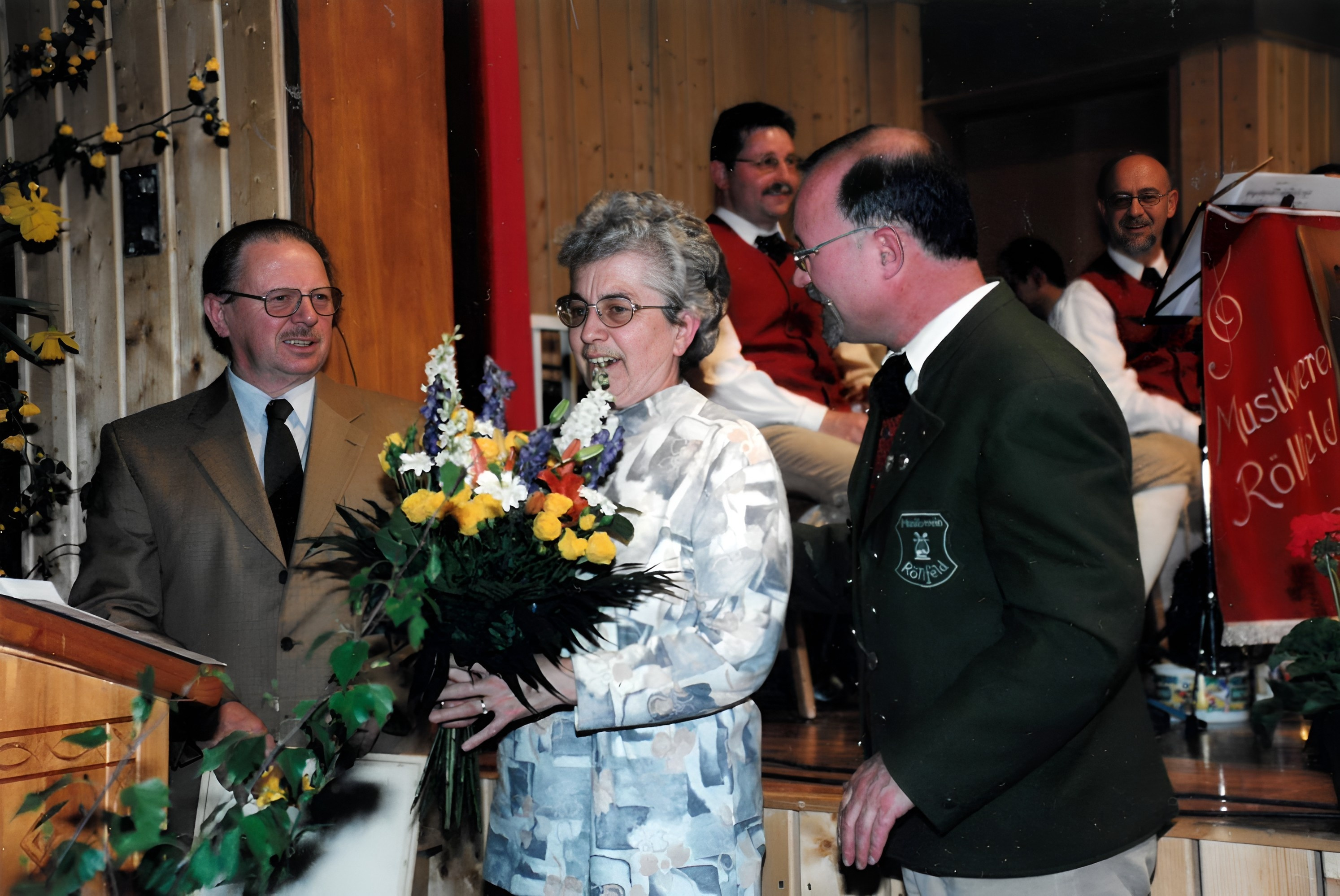 Hilde Renz erhält einen Blumenstrauß