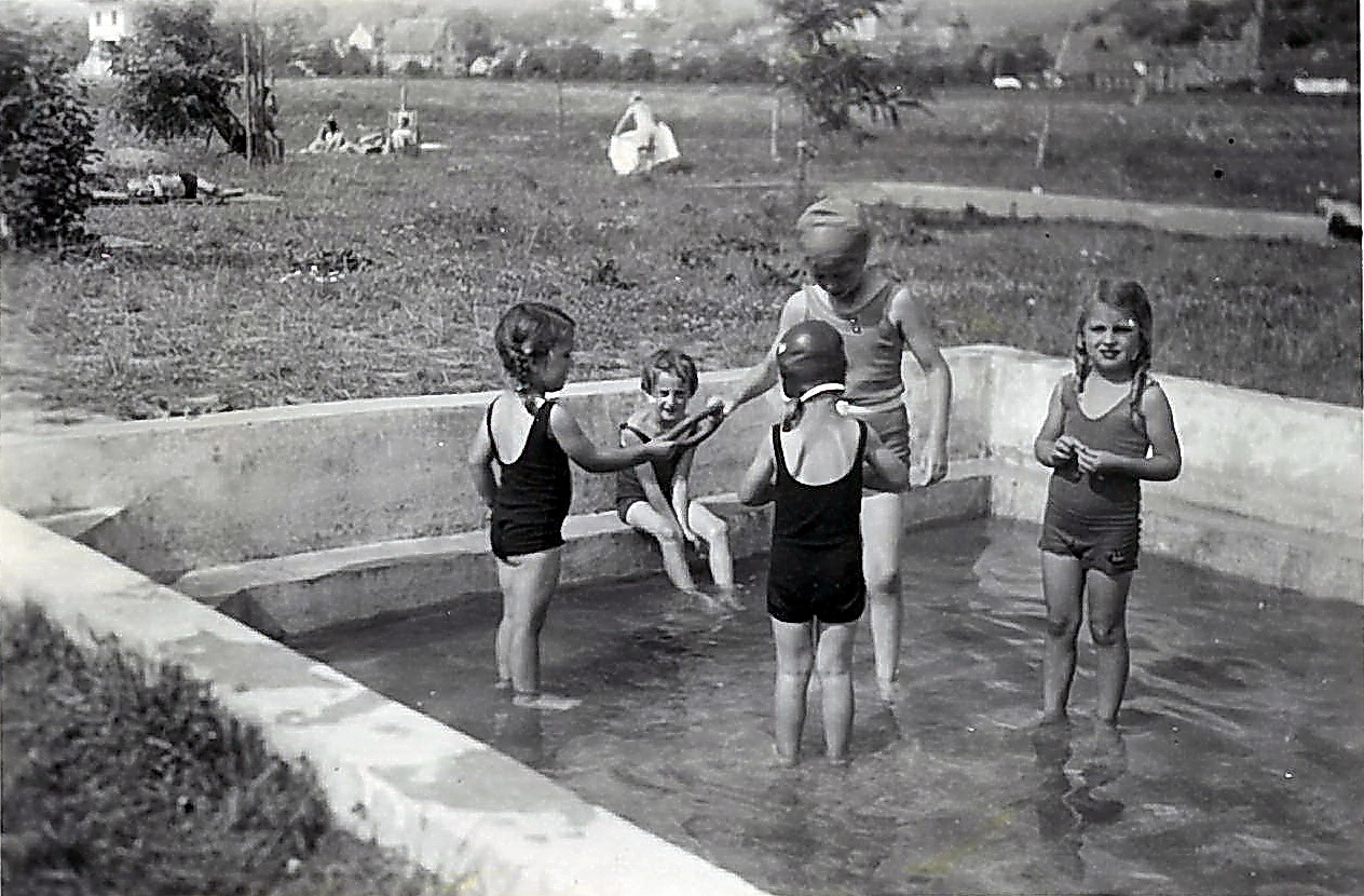 Im Kinderplanschbecken 1939