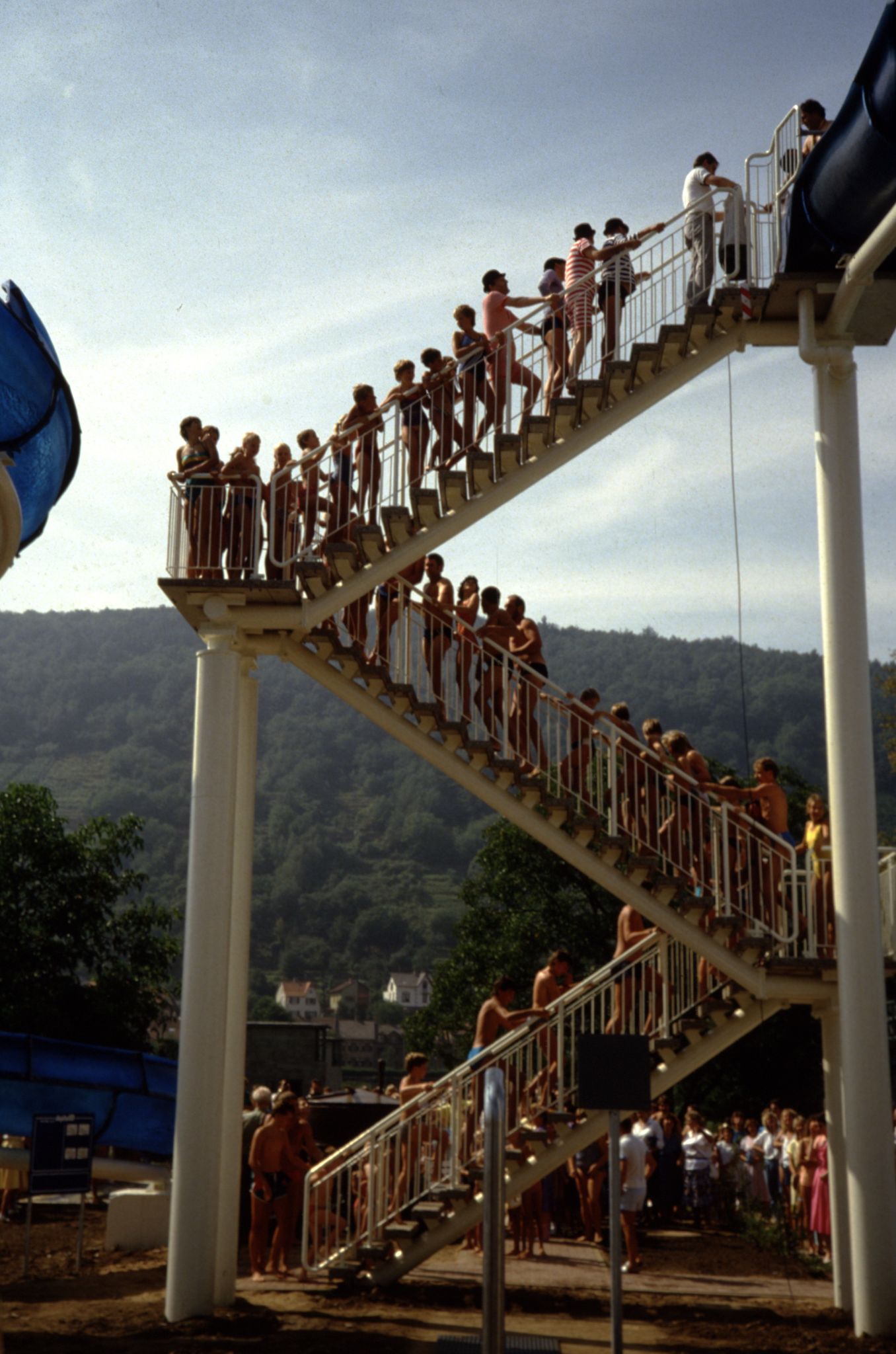 Großer Andrang auf der neuen 95 m langen Rutsche